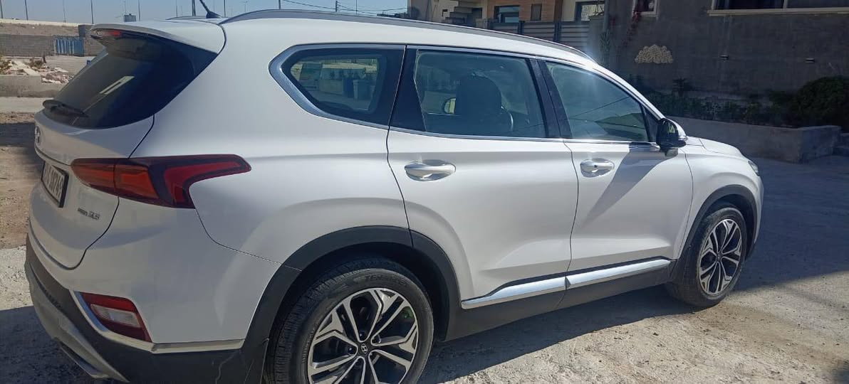 السلام عليكم
سنتافيا ٢٠١٩ 
رقم سليمانيه 
سنويه وهزه جديده 
سنويتها ل٢٠٣٠
ماشيه ٦٨الف 
محرك ٦ سلندر 
مكان السياره فلوجه
***********
