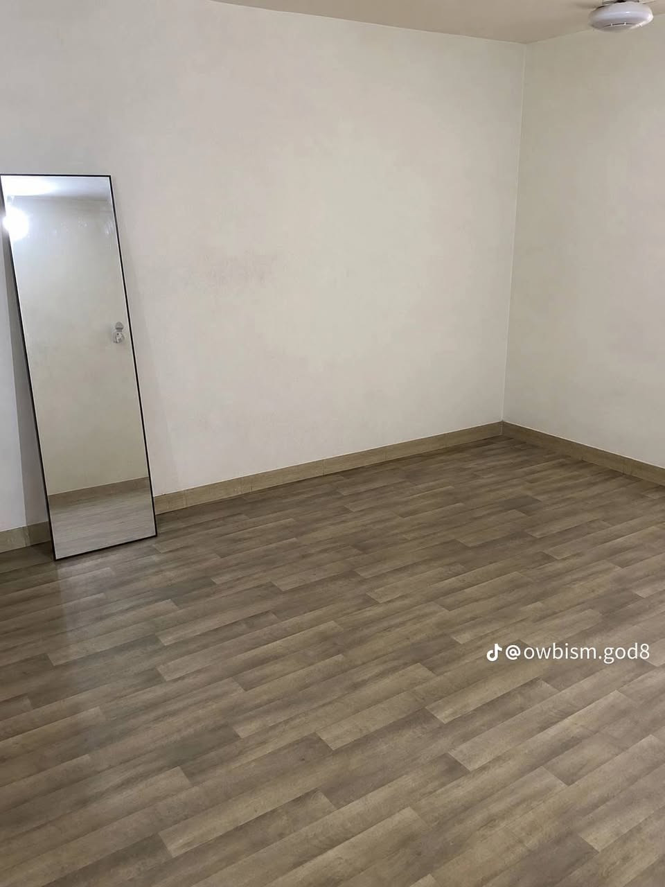 سلام عليكم
بيت للبيع ‼️في منطقة الحريه الدولعي الجديده قرب شارع العام فرع الحلواني  محلة 434 

البيت عكاده نظيف، جدا ارضيه كله كاشي مرمر جديد مترمم جديد دخول بيت بابين مطبخ وصاله     مساحة132متر 
واجه ٧متر اله.  نزال ٢٠م 
يصلح للسكن او للستثمار يتأجر فوك معزول وحد ول جوه ارضي وحد 
طابق اول او ارضي :  صاله كبيره 
ومطبخ وغرفه نوم والصحيات اثنين بلكراج وبداخل البيت 

طابق الثاني:  يحتوي غرفتين
غرفه اولى كبيرة
والغرفه الثانية:  سويت شبه مشتمل ( غرفه ومطبخ ودرج خارجي معزول وطرمه  وحمام)

الي يريد تفاصيل اكثر وصور  والسعر
يتفضل خاص على الرقم

*********** واتساب
