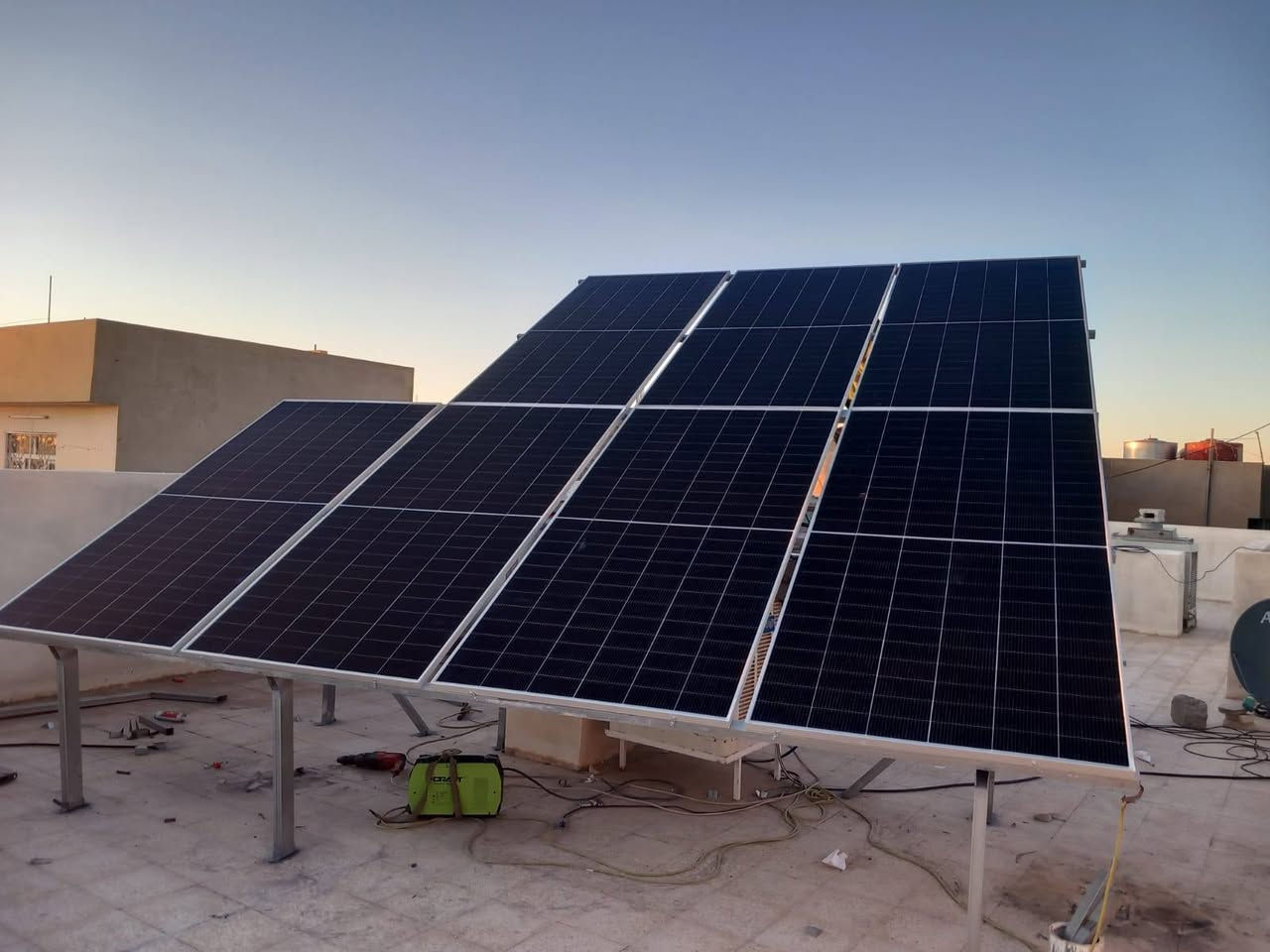 🚨العرض مستمر في مدينة الموصل .
 مشروع جديد من "شركة الطاقة الذكية"   موصل حي الصديق  ☀️

نفّذت شركة طاقة الذكية منظومة شمسية متكاملة للزبون: 
مهندس مؤمن 
📍 الموقع: موصل حي الصديق

⚡ مواصفات المنظومة:
🔹 انفيرتر SKE قدرة 6KW
✔️ ضمان سنتين

🔹 بطاريات ليثيوم HZ سعة 5KW عدد (2)
✔️ ضمان 5 سنوات

🔹 ألواح شمسية 600 عالية الكفاءة
✔️ ضمان 12 سنة

📊 أداء المنظومة:
☀️ إنتاج ممتاز خلال ساعات النهار لتغطية الأحمال الأساسية وتقليل الاعتماد على الكهرباء غير المستقرة.

💡 لماذا الطاقة الشمسية؟
✔️ كهرباء مستقرة طوال اليوم
✔️ تقليل كبير في مصاريف المولدات والوقود
✔️ تشغيل الأجهزة المنزلية بأمان وراحة
✔️ استثمار طويل الأمد يوفر عليك لسنوات

👷‍♂️ في "شركة طاقة الذكية" (https://www.taqa-smart.com) نقدم:
✅ منظومات منزلية وزراعية وصناعية
✅ منظومات On-Grid
✅ مكونات أصلية وضمانات حقيقية
✅ كادر هندسي متخصص وخدمة احترافية

📞 للاستفسار والتواصل:
Korek: ***********
Korek: ***********
Asia: ***********
Korek: ***********

🌐 "الموقع الرسمي لشركة طاقة الذكية"
https://www.taqa-smart.com

☀️ استثمر بالشمس… وودّع مشاكل الكهرباء.

#الطاقة_الشمسية
#شركة_طاقة_الذكية
#منظومات_شمسية
#SolarEnergy
#الموصل
