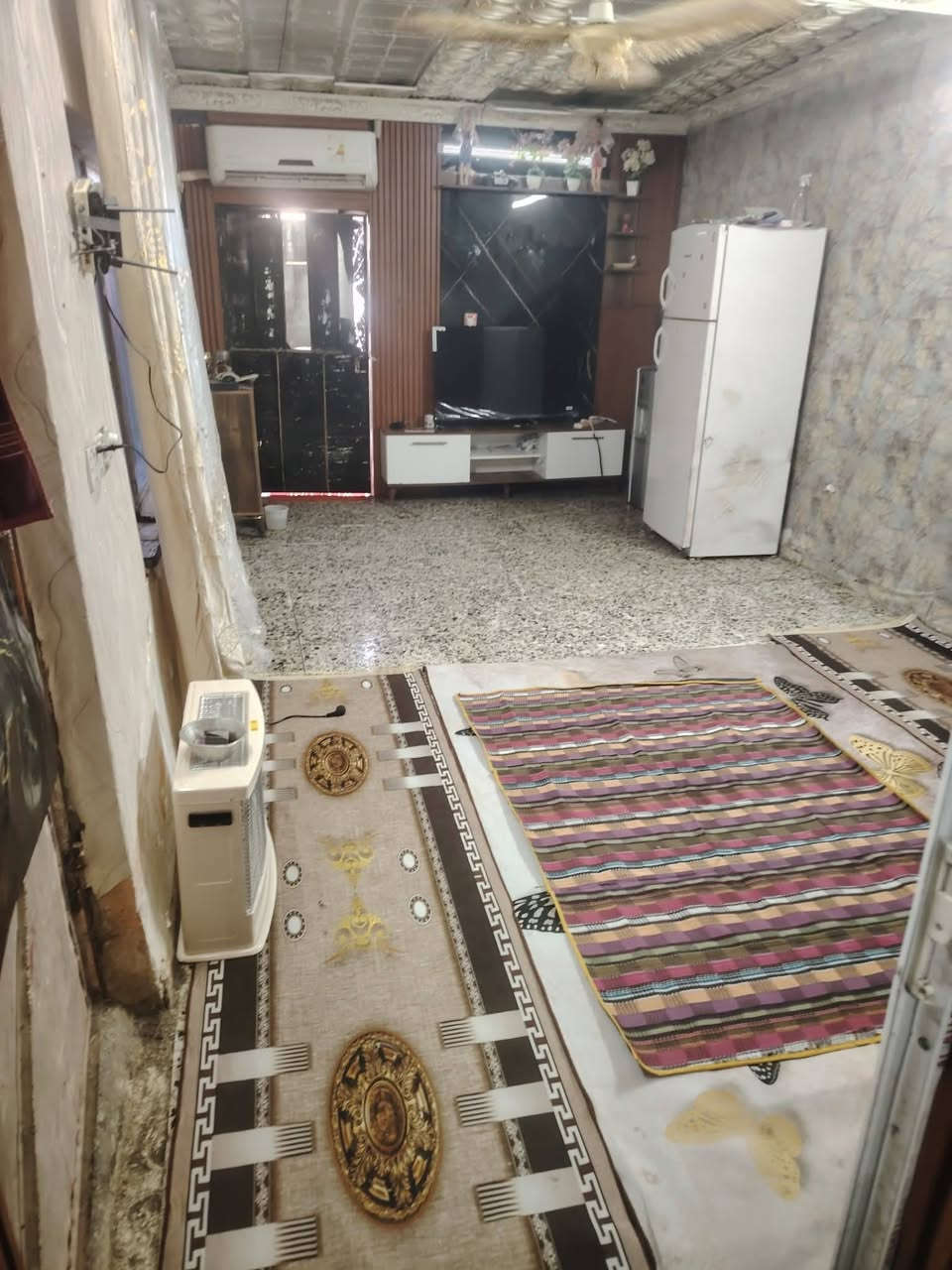 سلام عليكم بيت مساحه 80 متر تجاوز العنوان بغداد الأمين ثانيه بشارع المكاتب يم مخبز الساعدي يتكون غرفه النوم وصاله جبيره ومطبخ خارجي وحمام خارجي وحوش ومخزن علا طول البيت السعر 20وبي مجال انتصال علا رقم ***********
