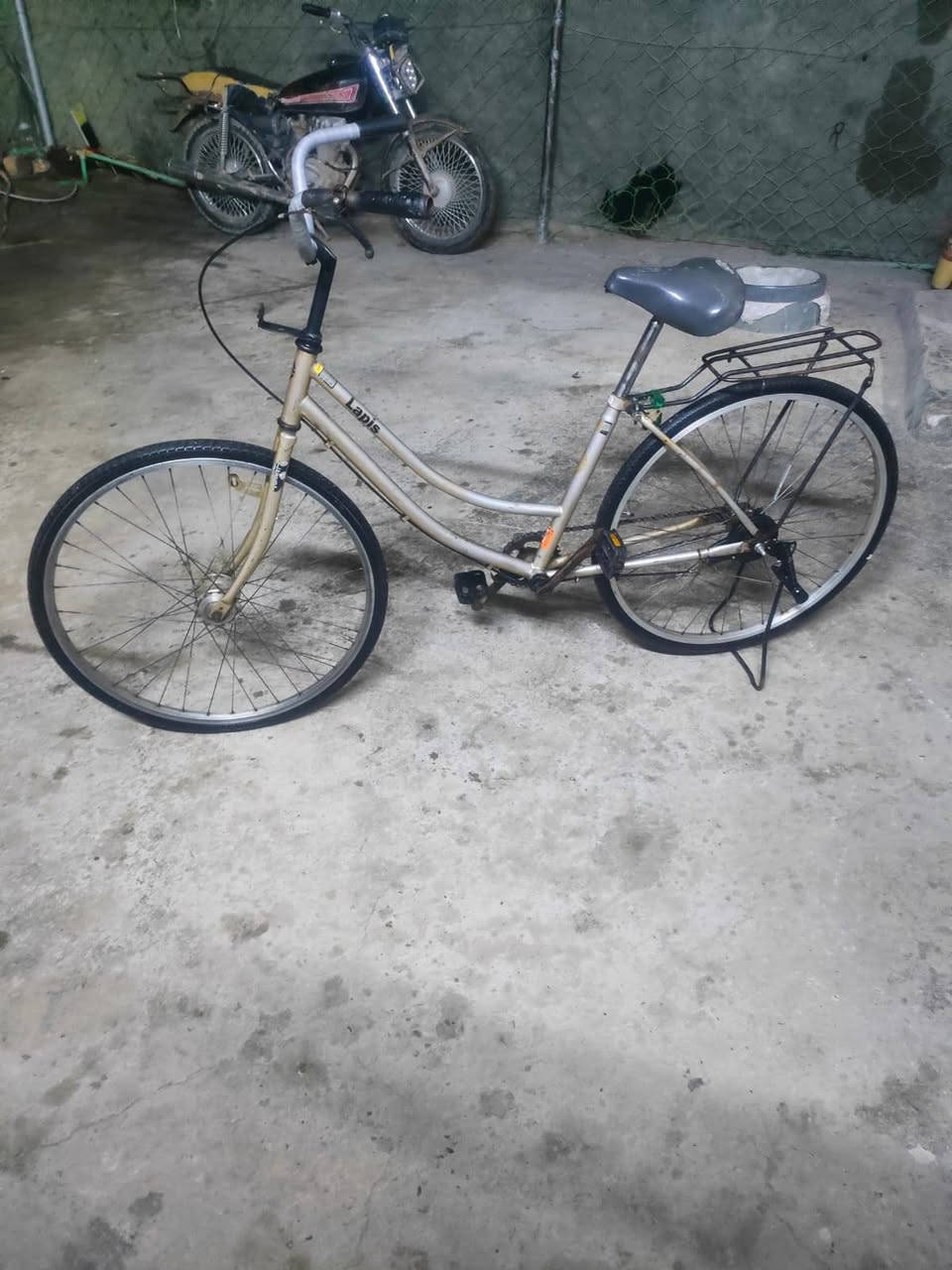 سلام عليكم للبيع نضيف كلش بس المكينه لحيم تايرات جدد زنجيل جديد بريك جديد انضف من الصوره  حجم 26 سعر  55 مكاني بابل كفل قرب مطعم الكرار للاستفسار واتس اب، ***********
