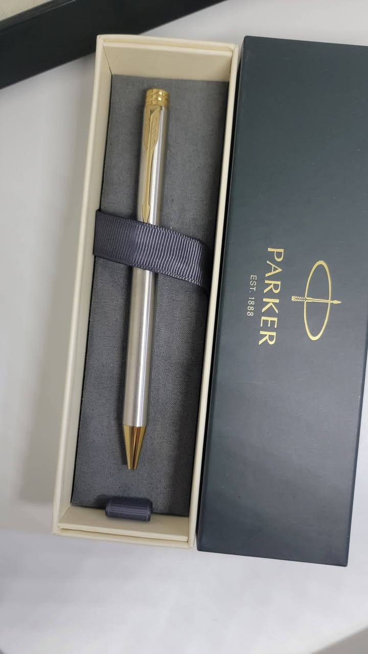 سيت أقلام باركر فوليو بريطاني الصنع
الحالة : غير مستخدم نهائيا و بالعلبة الاصلية
سنة الصنع : التسعينات
بلد الصنع : بريطانيا
حجم النبلة : F للحبر طلاء 18 ثابت 1mm للجاف 
ميكانيكية القلم : سحب بالنسبة للحبر . فر بالنسبة للجاف
البدن معدن و حامل الورق باللون الذهبي
السعر 50 الف فقط مع علبة حبر 50 مل هدية


**إذا كنت صاحب هذا الإعلان وتريد حذفه لأي سبب، رجاءا أرسل رسالة إلى الدعم الفني**