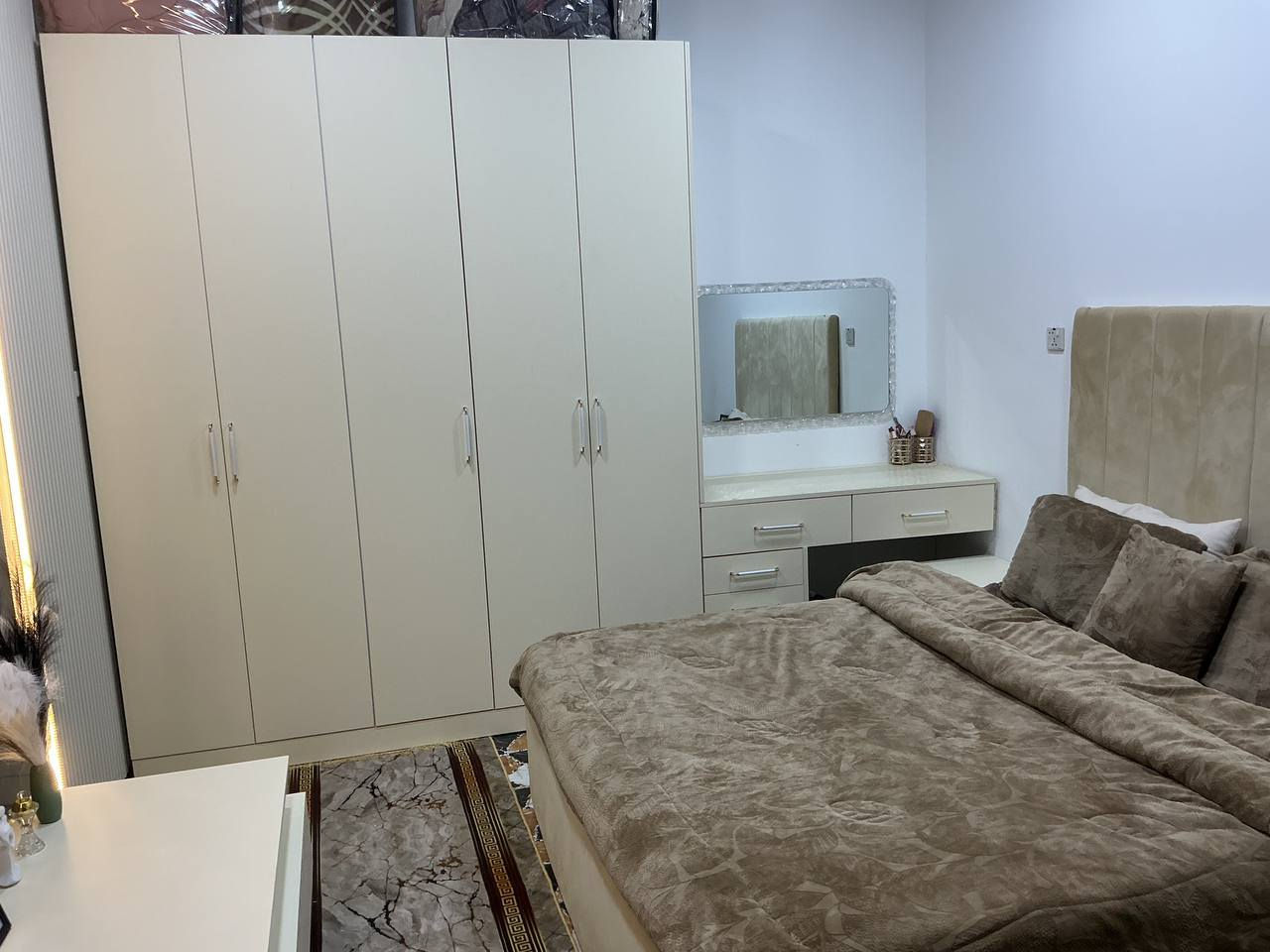 السلام عليكم غرفه تركي اللون اوفوايت التصميم حسب الطلب ترهم لغرفه ٢٠ م درجة اولى مو جاهز مكونه من ٧ قطع والزاويه دوار بداخلها تعلاكه للبيع السعر ٧٠٠ وبيها مجال استخدام اقل السنة 
*********** النجف حي المكرمة
