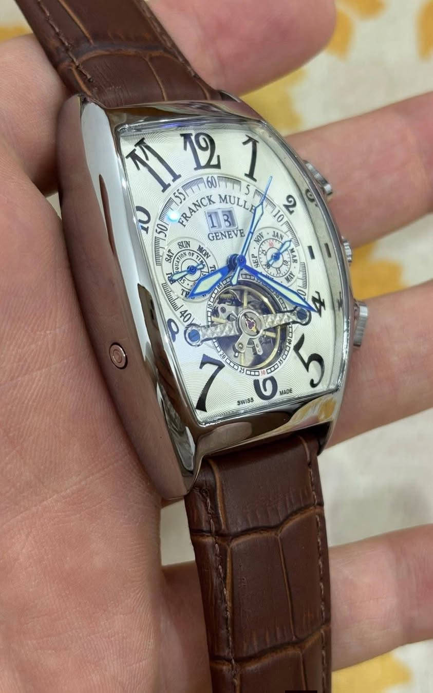 فرانك مولر اوتماتيك موديل قديم وزن ثقيل ضد الماء
غير مستخدم نظافة ١٠٠٪؜ مع العلبة
مكينتها اوتماتيك وتكويك تشتغل نظامين
قطر الساعة ٤٣
سناتر شغالة كلها
السعر 45  الف سعر نهائي رقم ***********
