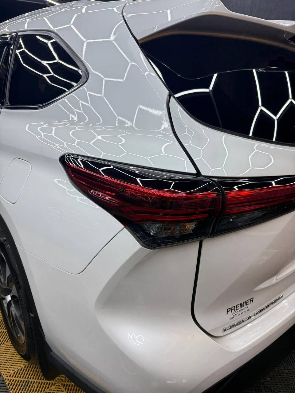 تويوتا هايلندر 2022 السياره فول مواصفات 
رقم اربيل الجديد مكينه 6   3.5
السياره ماشيه 91 الف و قابل للزيادة 
ضربتها دعاميه اماميه  
اللون ابيض 
فتحة سقف 
3 قطع تبريد 
دفع رباعي 
كشنات جلد كهربائيه
‏كشنات تدفئة 
رادارات أمامية 
نقطة عمياء 
وضعيات القياده 
ايكو ونومال وسبورت 
هندبريك بصمه 
اوتو هولد 
قياده بوضعيه ال SNOW الثلج
شحن وايرلس
نظام نزول منحدرات 
اوتو ستارت 
بصمه تشغيل وبصمة ابواب
صندوك كهرباء

رقم صاحب سيارة  ***********
