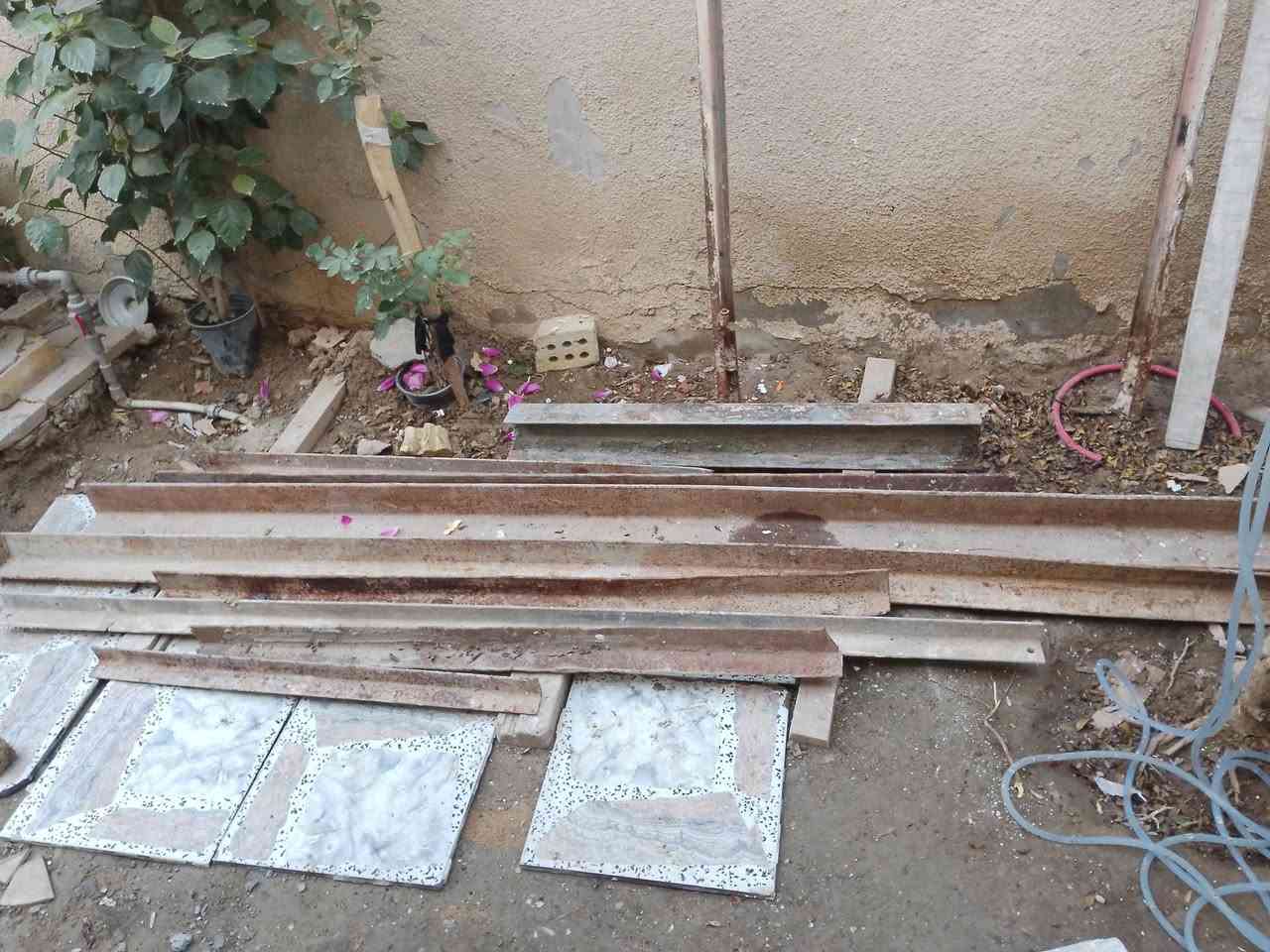 سلام عليكم عندي شبابك وباب مستعمل وزوايات حديد وجرجوبه لي  يريد يشتري يراسلني على هذا رقم ***********
