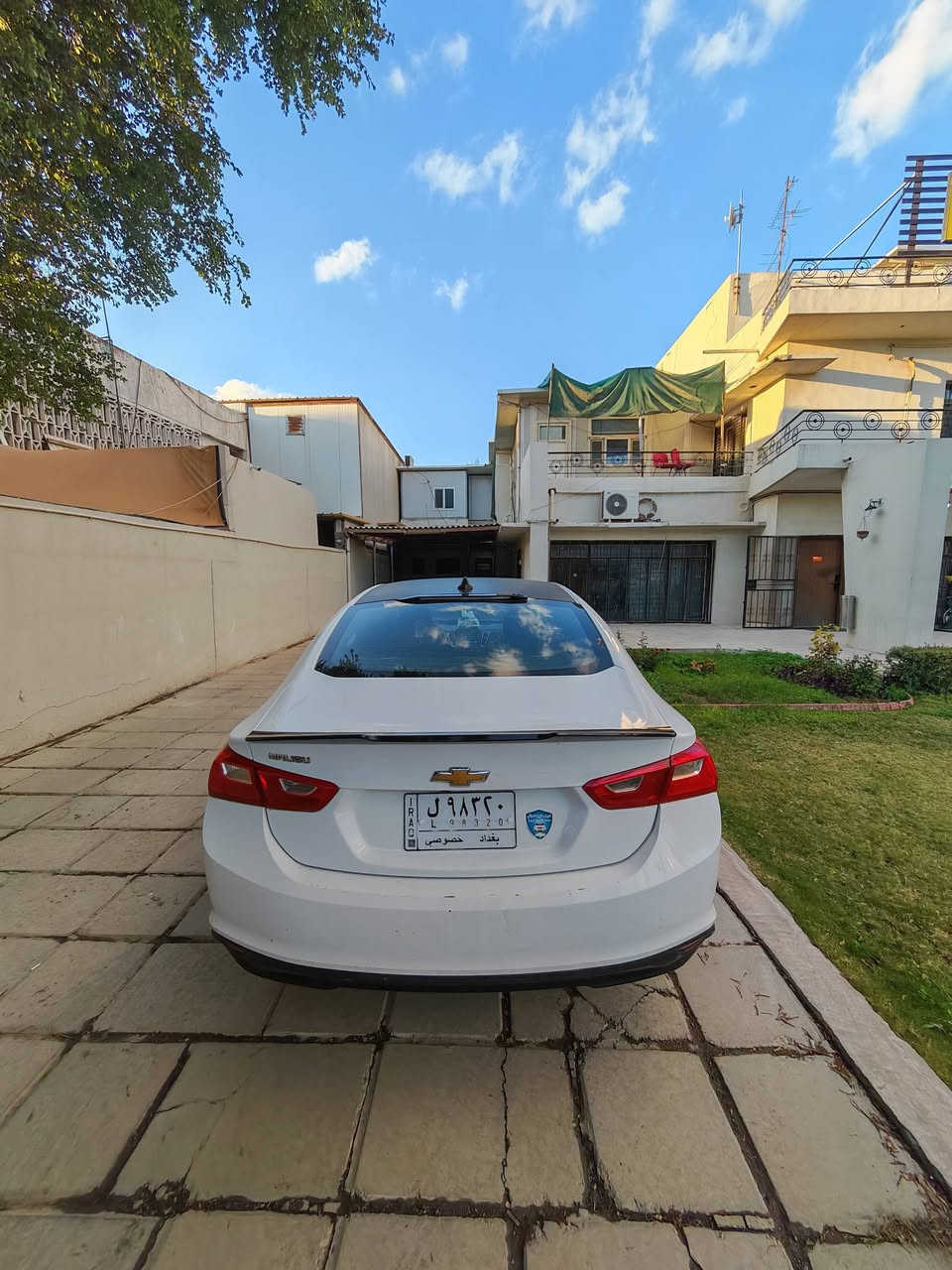 شوفرليت ماليبو للبيع 
موديل : 2018
بلد الصنع : امريكي
عداد المسافة :105 كم
لون : ابيض مميز
رقم بغداد 
حادث : جاملخ قطعة وحدة  وبيه بارد صندوك شبر وباقي موضع بالهزه
° شاصي شرط
°محرك وكير شرط
مواصفات :
ابواب بصمة جميعها 
شاشة لمس اندرويد اوتو وابل كار بلي
كامرة خلفية دوارة
نوافذ اوتو 
اوتو ستوب
تشغيل عن بعد 
كروس كونترول (مثبت سرعة)
حجم الويل 16
تبريد ثلج شرط 
السيارة مال بيت مداريها كلش بانزين محسن 
ابد ما خال بانزين عادي ودهن امزويل اصلي من البيت الامريكي
حجر البيئة موجود
السعر :105$ وبيها مجال للشراي
الموقع / بغداد 
للتواصل ***********
