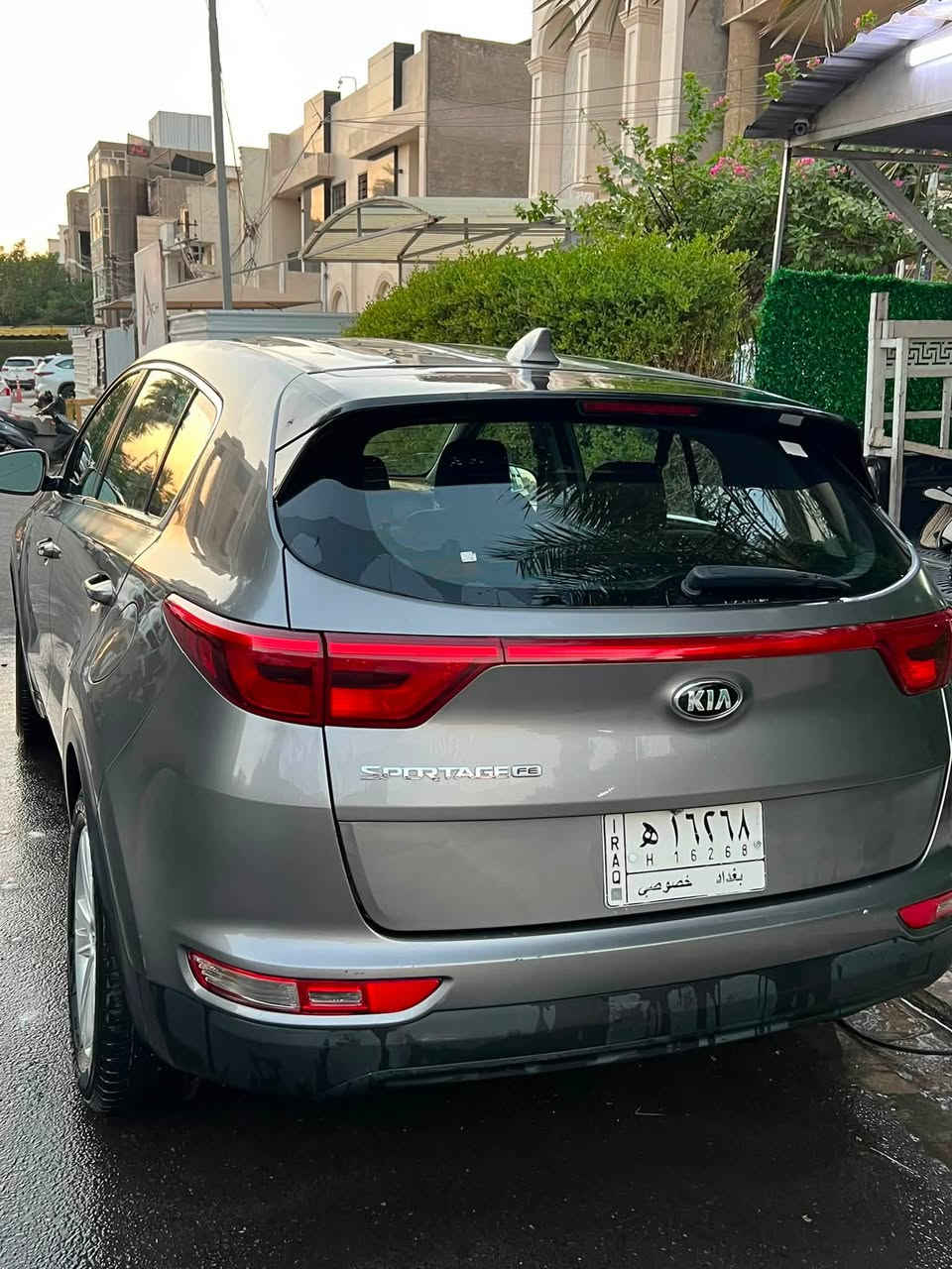 السلام عليكم
سبورتج 2017 امريكي 
ماشبة 98 الف 
لون فيلي 
ولا قطعة مبدل 
حادث بس دعامية وراجعه نفسه 
ايرباك دركة بس 
عدسات لد ثلجي 
السعر 130 وبيها مجال   
***********
