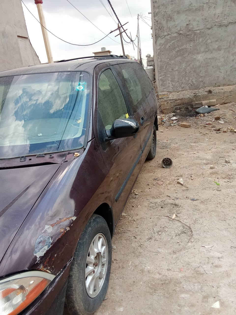 سلام عليكم فورد وند ستار موديل 2000 
رقم بغداد انكليزي  
سياره فول مواصفات 
تبريد شغال 3قطع 
مكينه جديده حاويه كير جديد 
بس بيها عطل كهربائي  عقل 
***********خابرني وبيك خير وتدلل
