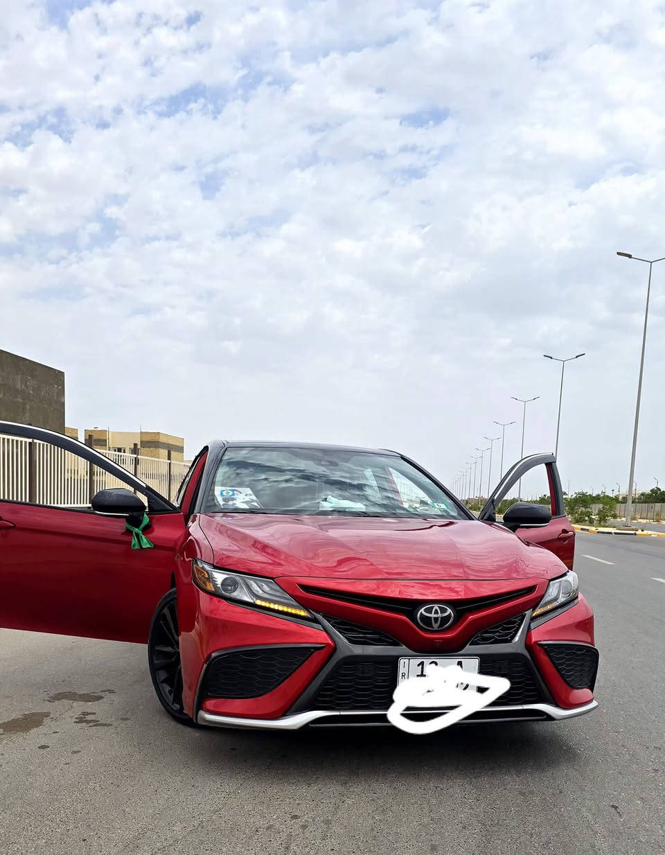 سياره تويوتا كامري رياضيه  وارد امريكي سياره نظيف يشهد الله وضربته بسيطه قطعتين فقط باب خلفي 
 (مؤديل٢٠٢٣)
خيارات المحرك والأداءالمحرك القياسي: 4 أسطوانات (4 سلندر) بسعة 2.5 لتر، يولد قوة تقارب 203 إلى 204 حصان.ناقل الحركة: أوتوماتيكي بـ 8 سرعات.منظومة الدفع: دفع أمامي (FWD) كمواصفة أساسية. التصميم الخارجي واللمسات الرياضيةالواجهة الأمامية: تأتي الشبك الأمامي بتصميم رياضي هجومي مغزلي باللون الأسود مخصص لفئات (SE / XSE) ليميزها عن الفئات التقليدية (LE / XLE
السعر ٢٠٥ 
رقم الهاتف 
***********
