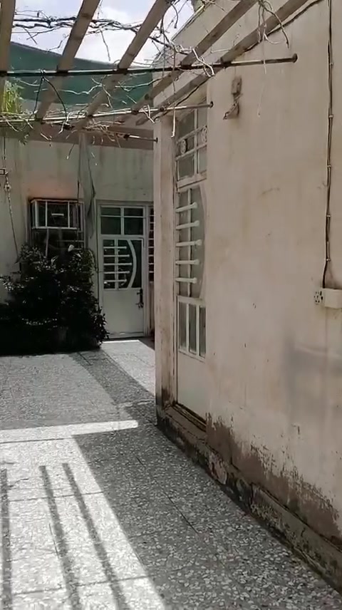 دار للبيع المساحه ٢٠٠ متر يحتوي غرفة نوم وحولي وأستقبال ومطبخ وكراج ومحل تجاري بناء البيت مسلح طابوق العنوان  الاصلاح من ضمن التسعين دار فرع  مدرسة عشتار ***********
