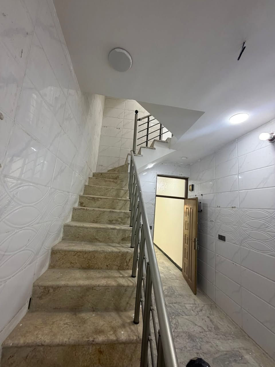 مشتمل اللاجار الشعب خلف سوك شلال ٥٠ متر استقبال
وخدمات ومطبخ وحمام فوك بي غرفتين نوم مال عائله 

زغيره السعر ٥٠٠ الف قفل

 معروض بمكتب الكناني ***********
