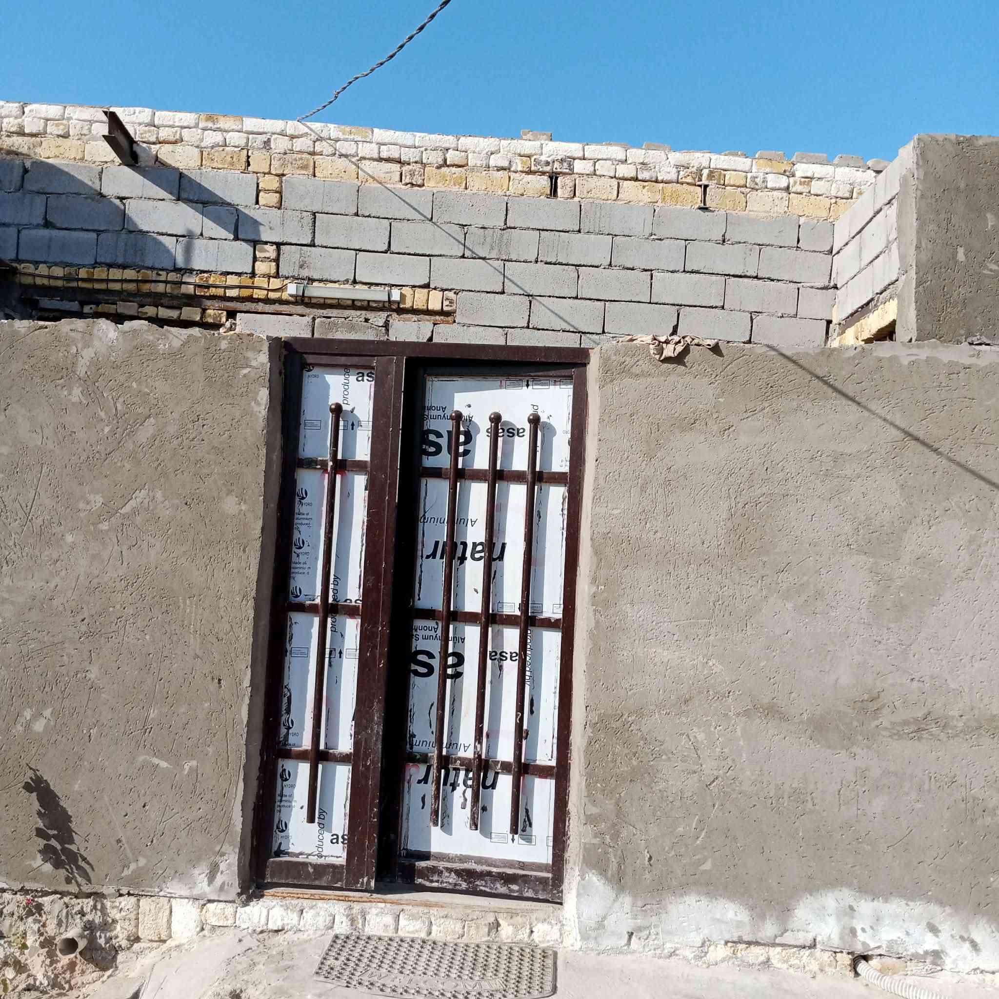 السلام عليكم بيت للبيع مساحه 120 متر مربع للبيع غرفتين صاله مطبخ مكشوفه حمامات داخليه وخارجيه ساحه بيت بيت كامل مكمل نقص الاستقبال فقط السعر 18 وبي مجال مكاني الكوفه شارع المعمل خلف جامع الخزاعل بيت جديد وهذا رقم للتواصل‏‪0788 732 9440,‬‏
