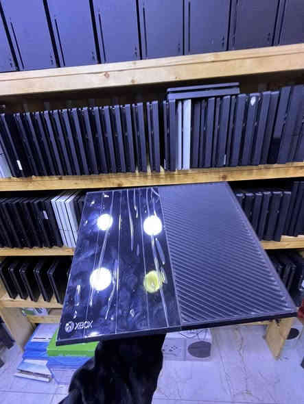 اكس بوكس ون 
كامل ملحقات اصلية
فيفا 25
بيس26
جي تي اي 
بلاك أوفس 7
اساسن كريد ميراج
سعره فقط 100 وتوصيل موجود
***********
