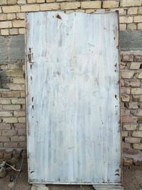 باب حديد • ثقيل