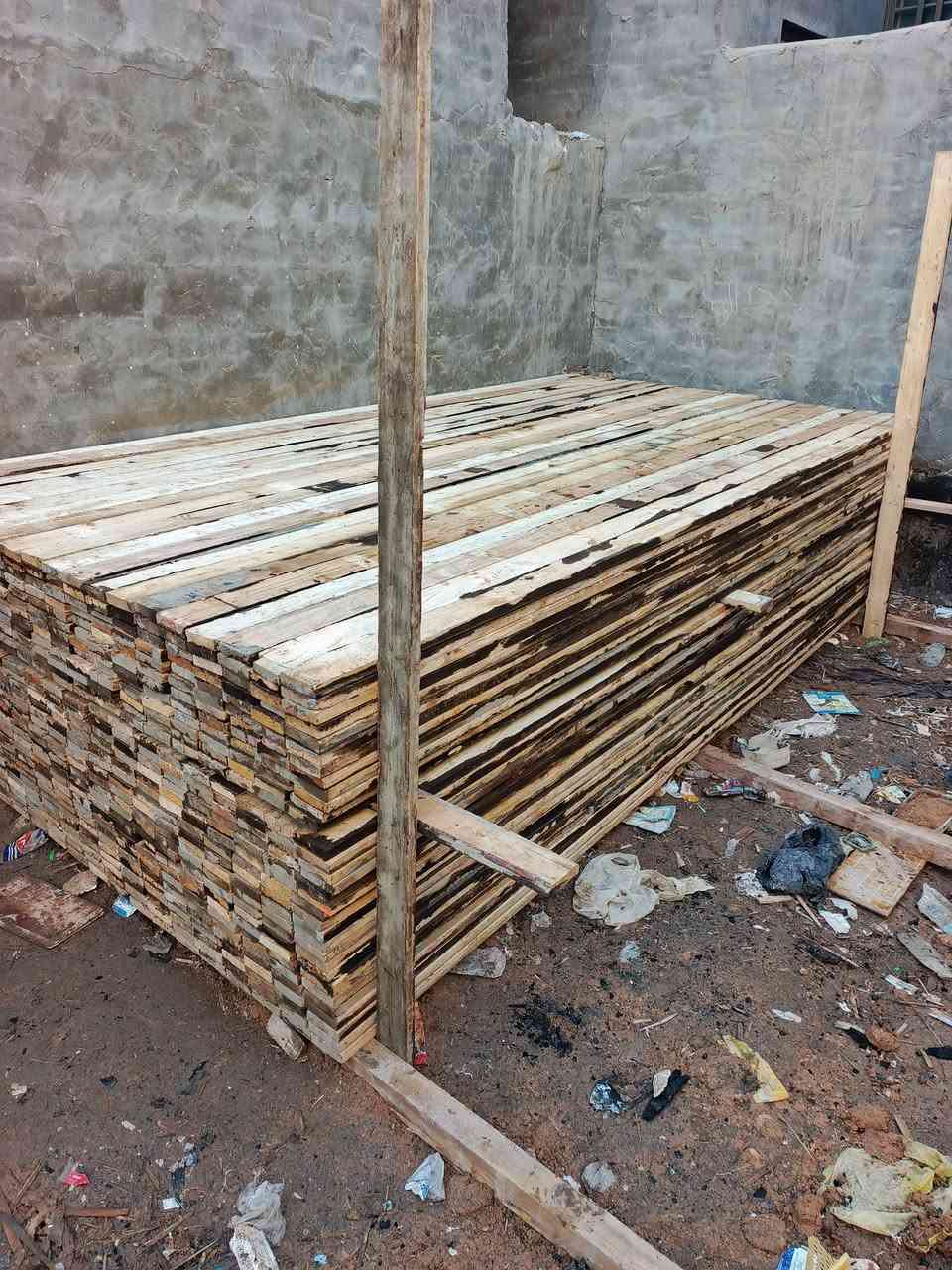 خشب للبيع لوح طول 4 متر ولوح طول 3 متر وسير 2*4 وبقار شغله وحده روسي تارس العنوان بابل ***********    ***********
