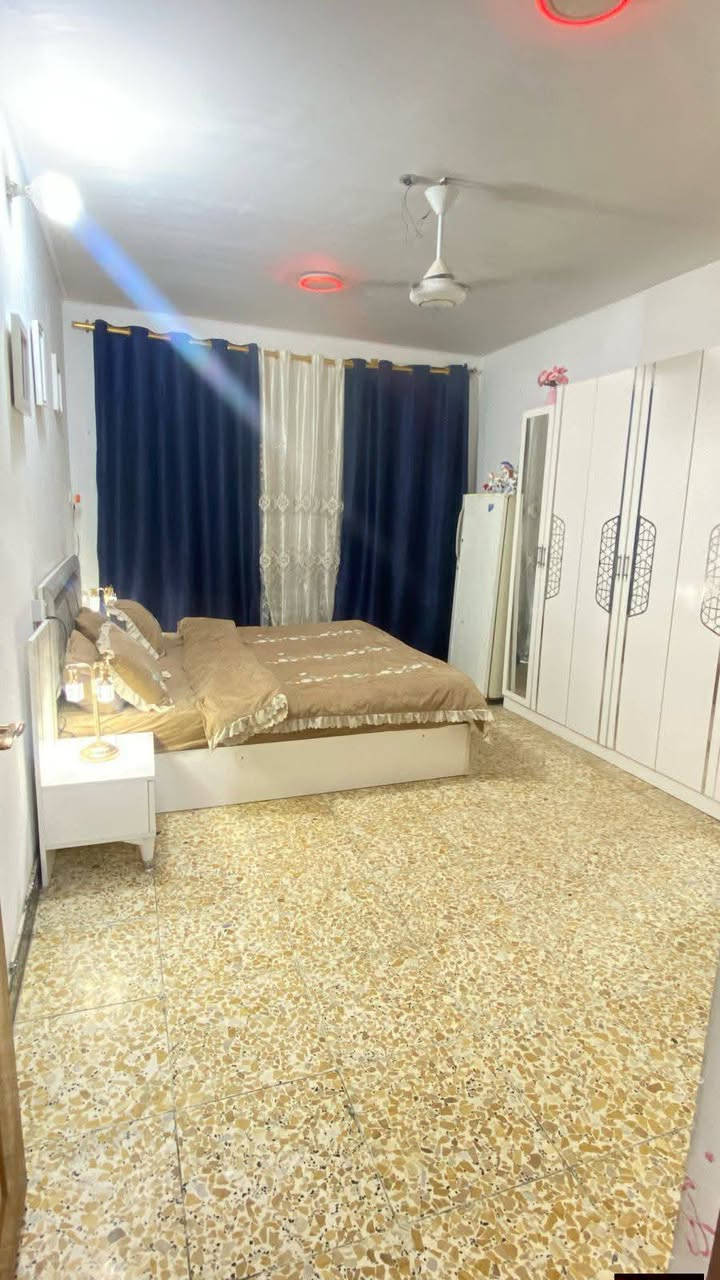 بيت للبيع بشارع جامع الكماليه حي زهراء
قرب المدارس وسوك 
 
المساحه 187 ونص الواجها 7ونص ونزال 25

٢غرف نوم واستقبال ومطبخ 
وصحيات وصاله وترك 

طابق ثاني ٢غرف نوم وثالثه سندويش 
وصحيات

تفاصيل على هاذه رقم***********

السعر ٢٥٠
