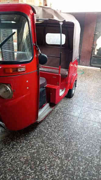 سلام عليكم تكتك للبيع مديل 2018 مكينه لا تنغيص لا تبخير تخم تاير جديد بس بيه خياسات مكاني بغداد حي النصر وهاذه رقمي ***********
