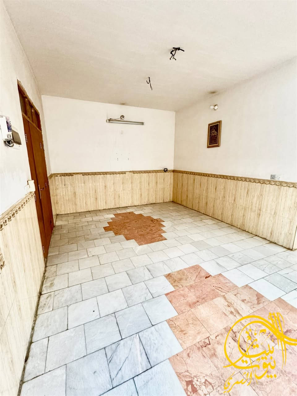 � بيت للبيع | فرصة سكن أو استثمار 🏡
📍 الموقع: – شارع سكة صدام – منطقة نور الحسين
📌 قريب من أسواق زيد – موقع مميز وخدمي

🔹 المساحة: 140 م²
🔹 الواجهة: 7 أمتار
🔹 النزال: 20 متر

✨ تفاصيل الدار:طابقين 
🚗 كراج سيارة
🛋️ استقبال
🚪 كليدور
🍳 مطبخ
🚿 مجمع صحي داخلي
🛏️ غرفتين نوم
🛏️ غرفة نوم ماستر (سويت مع مجمع صحي خاص)

🏗️ مواصفات البناء:
✔️ بناء درجة أولى
✔️ أرضية مرمر
بناء شخصي غير تجاري – متعوب عليه – درجة أولى فعليًا
✔️ 

📈 ملاحظة مهمة:
🔑 الدار مؤجر حاليًا
➡️ مناسب جدًا للاستثمار
➡️ ومناسب لمن يبحث عن سكن هادئ ومريح

💰 السعر: 130 مليون
🚫 غير قابل للنقاش

📞 للاستفسار:
🏢 مكتب الشمري – علي عذاب
📱 ***********
