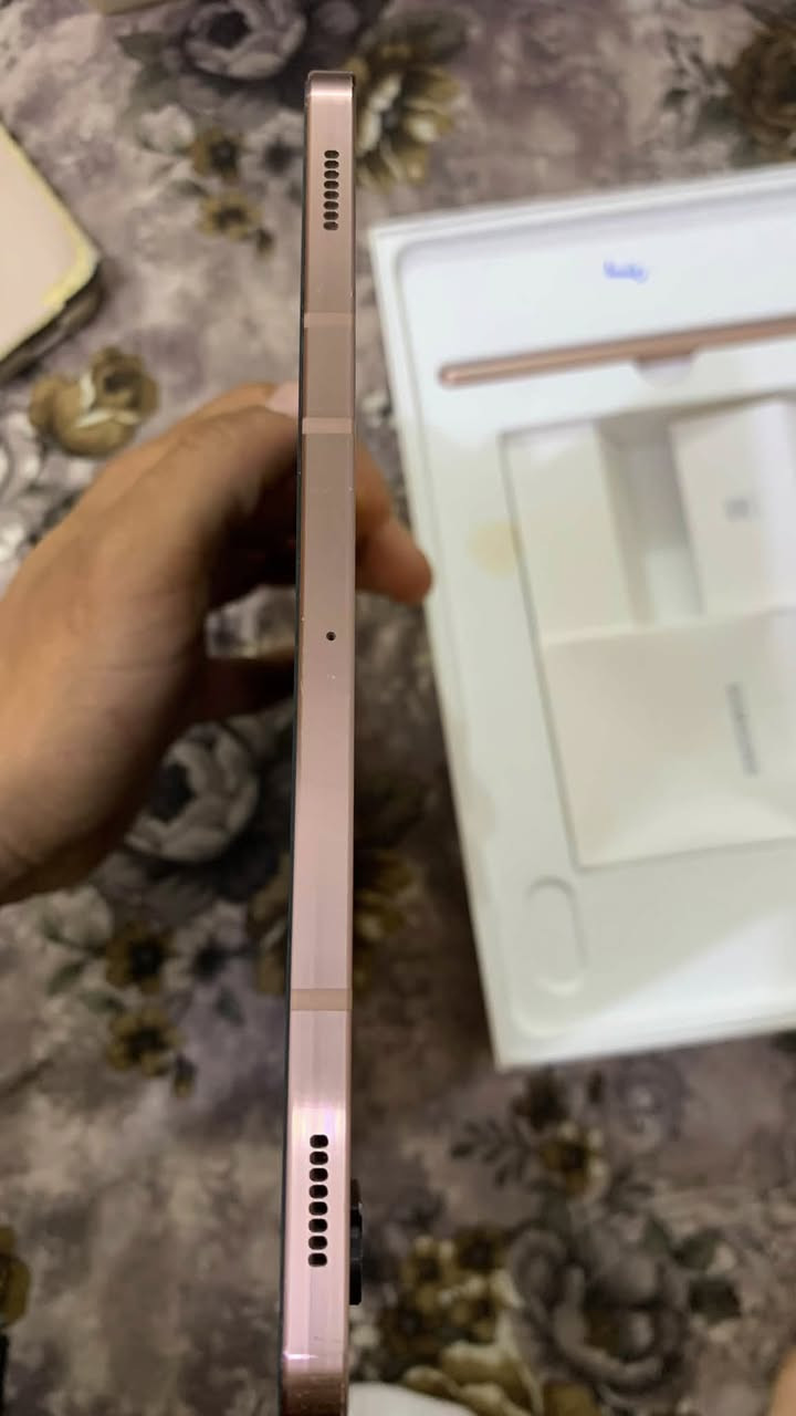 السلام عليكم للبيع
 Samsung Galaxy Tab S7
1- حجم شاشه 11 انج
2- نوع LTPS LCD
3- يدعم HDR10+    S    Pen
4- معدل التحديثات 120Hz  
5- سعه التخزين128
6- سعه البطاريه8000
7- الون برونزي/ وردي معدني
 8-معالج سناب دراكون
9- يدعم نظام الكيبورد والابتوب رسمي 
امانه الله الايباد نضيف واستخدام كلش قليٰݪ وغراضه كامله  وغير مستبدل اي قطعه ومكفول كفاله عامه رايده300 وبي مجال بسيط الي مهتم يدخل ***********
