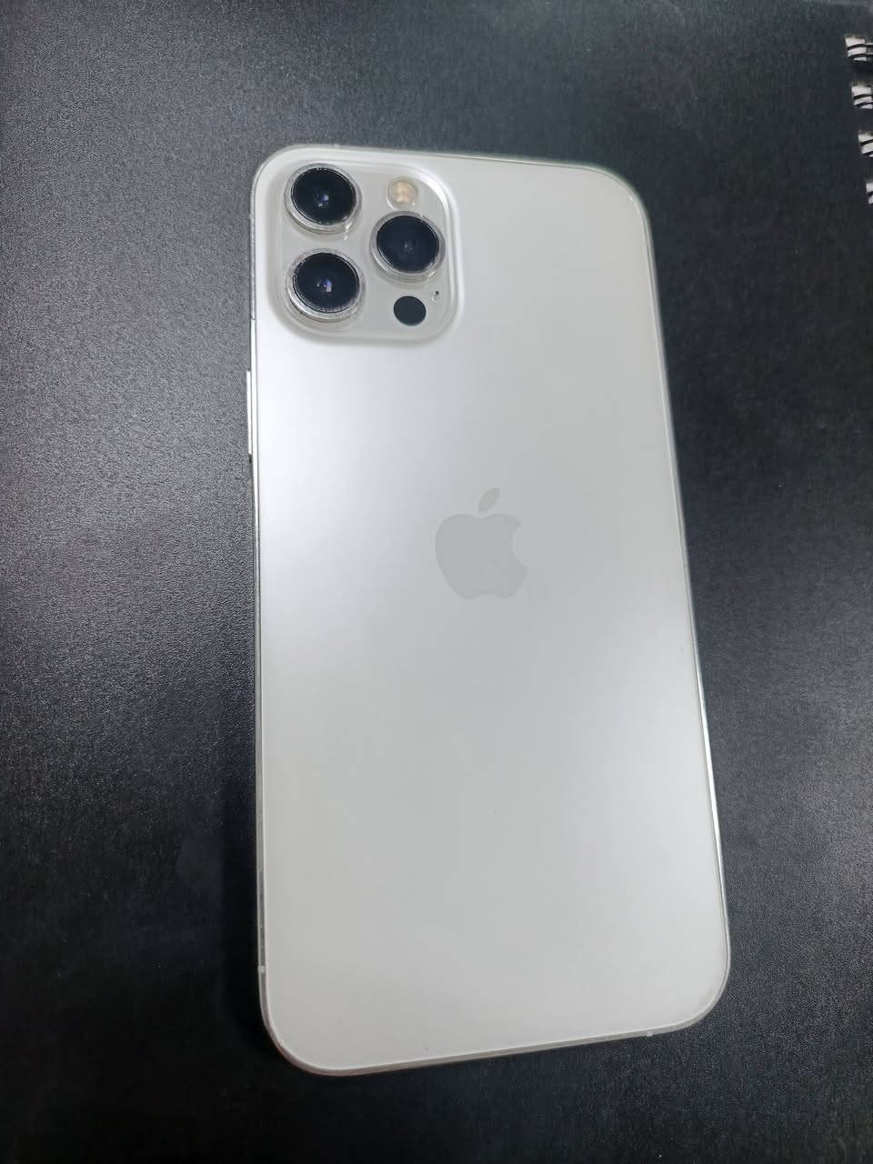 سلام عليكم ايفون 12برو ماكس نضيف
مبدل بطاريه اصليه فقط 
سعر 500 
***********
***********
