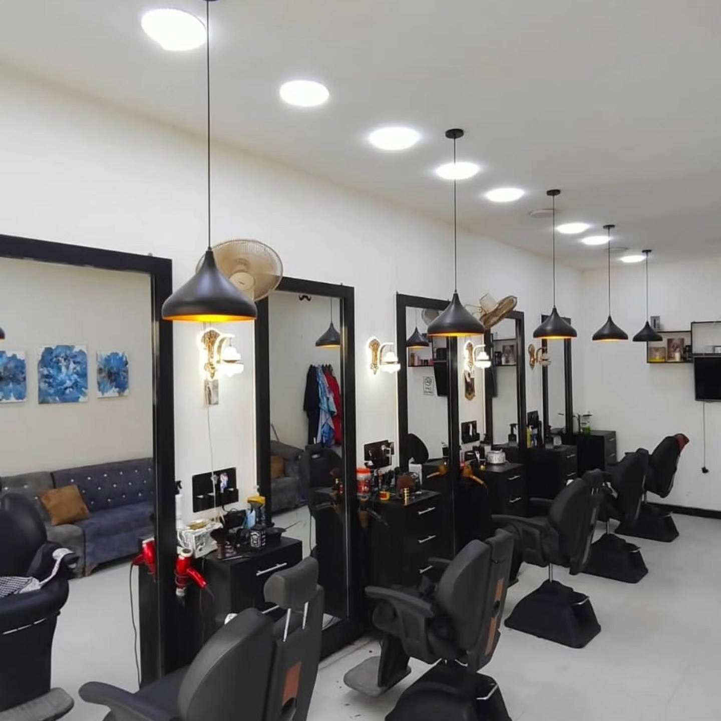 عرووض عرووض ديكور صالون حلاقة نسائي ورجالي..
مع [ مركز كاريزما لتجهيز محلات الحلاقة والكوزمتك جملة ومفرد ]، 
صالونك هو وجهة الأناقة الأولى."
احدث الموديلات وباسعار تنافسية 💪🏻🔥
عدنا توصيل لجميع محافظات العراق
للاستفسار راسلونا خاص .. أو مراسلة الواتس استاذ اركان ***********.  ***********.
