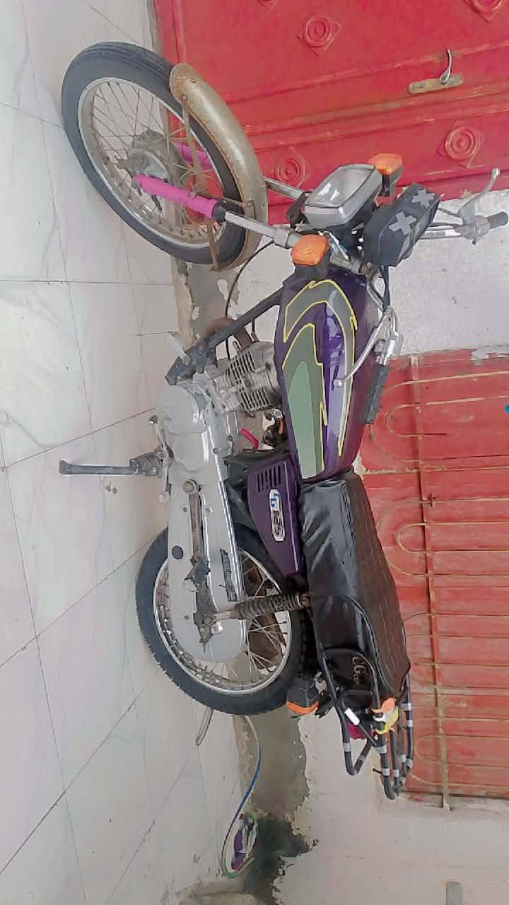 سلام عليكم دراجه ارشه للبيع السعر400 وبيه مجال قليل ادراجه نضيفه وحلوه مال شغل  الشراي  او مراوس حسب القناعه الي يعجبه هاذه رقمي وبي خي وردلل او خاص ***********
