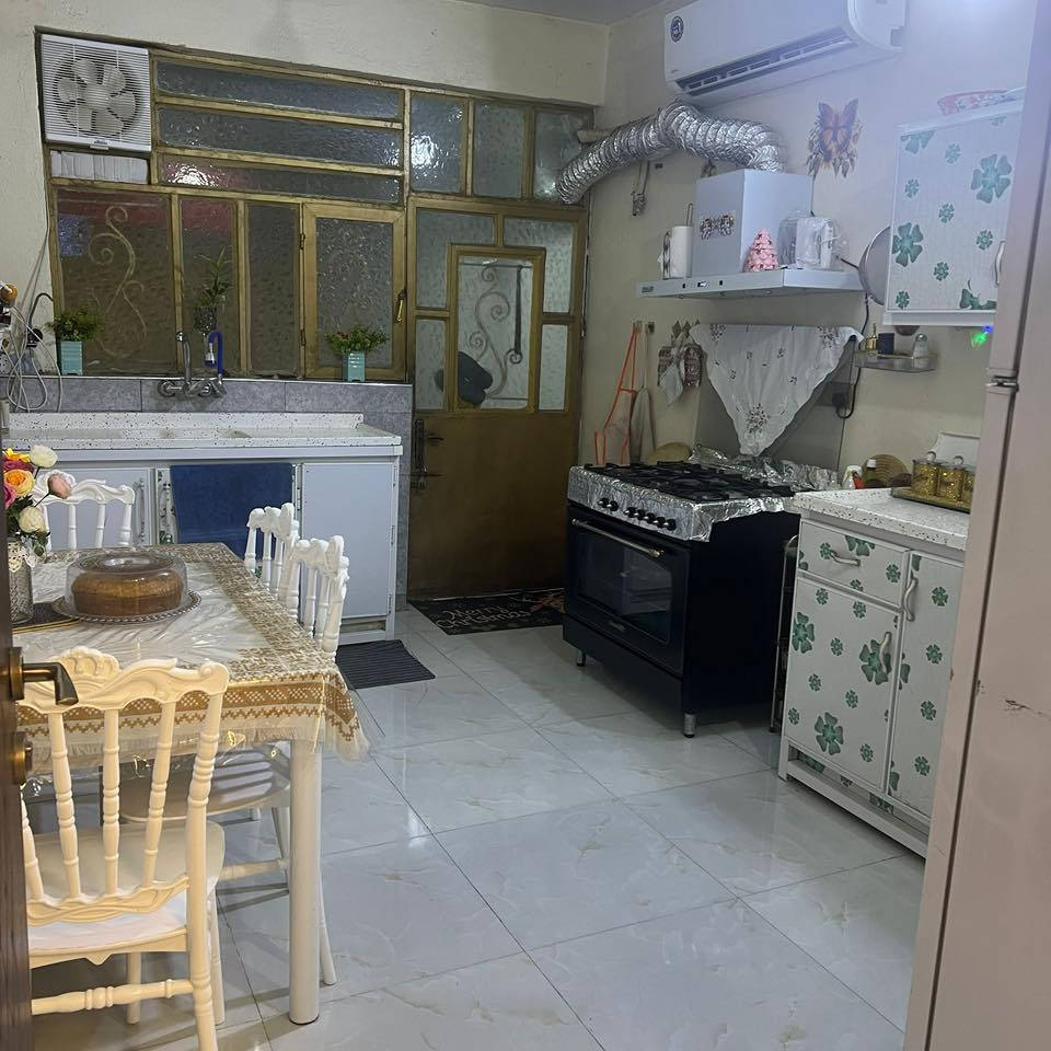 سلام عليكم عندي بيت 185متر للبيع الزوراء الشارع العام مقابل مول العطار عقد117  خدمات كامله ماء مجاري تبليط كهرباء ***********
غرفتين نوم+استقبال+مطبخ+صاله داخليه+صحيات عدد2
