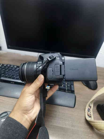 كانون D700 نظافة 100% 
شخط مابيها مع كامل ملحقاتها والكارتون الاصلي 
 ضمان مامفتوحة ولا داخلة صيانة 
ملحقات 
رام اصلي 
حزام 
گرب دبل بطارية 
بطاريات ثنين 
كيبل ال HDMI الاصلي مالتها 
والشاحن الاصلي 
مكاني كربلاء 

*********** 
وتساب واتصال
السعر ٤٢٥ الف
