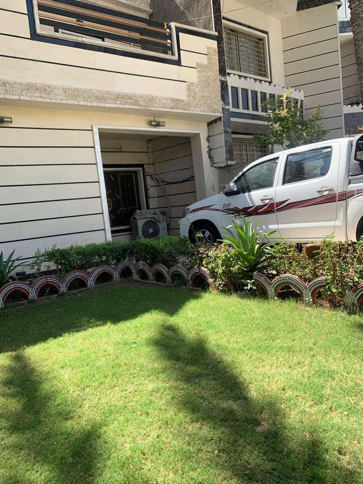 اعلان مميز 
دار 🏠 سكن للبيع 
طابو صرف 
مساحة الدار ٢٤٣ متر واجهية ٩ ونزال ٢٧
يحتوي على كراج يكفي لسيارتين مع حديقه
يتكون من طابقين الطابق الاول
هول زائداً  استقبال ٨ ونص متر
صالة جلوس كبيره مع صحيات  وغرفة نوم مع ترك خلف الدار لاغراض الطبخ والخبز
الطابق الثاني يحتوي على ٤ غرف 
العنوان الزعفرانيه دور المعلمين خلف سوق الكبيسي او سوق الهوى قرب مدرسة الشرق
محله ٩٦٢ 
الشارع بعرض ١٢ متر 
للاستفسار والطلب يرجى التواصل على رقم صاحب الدار 
***********
