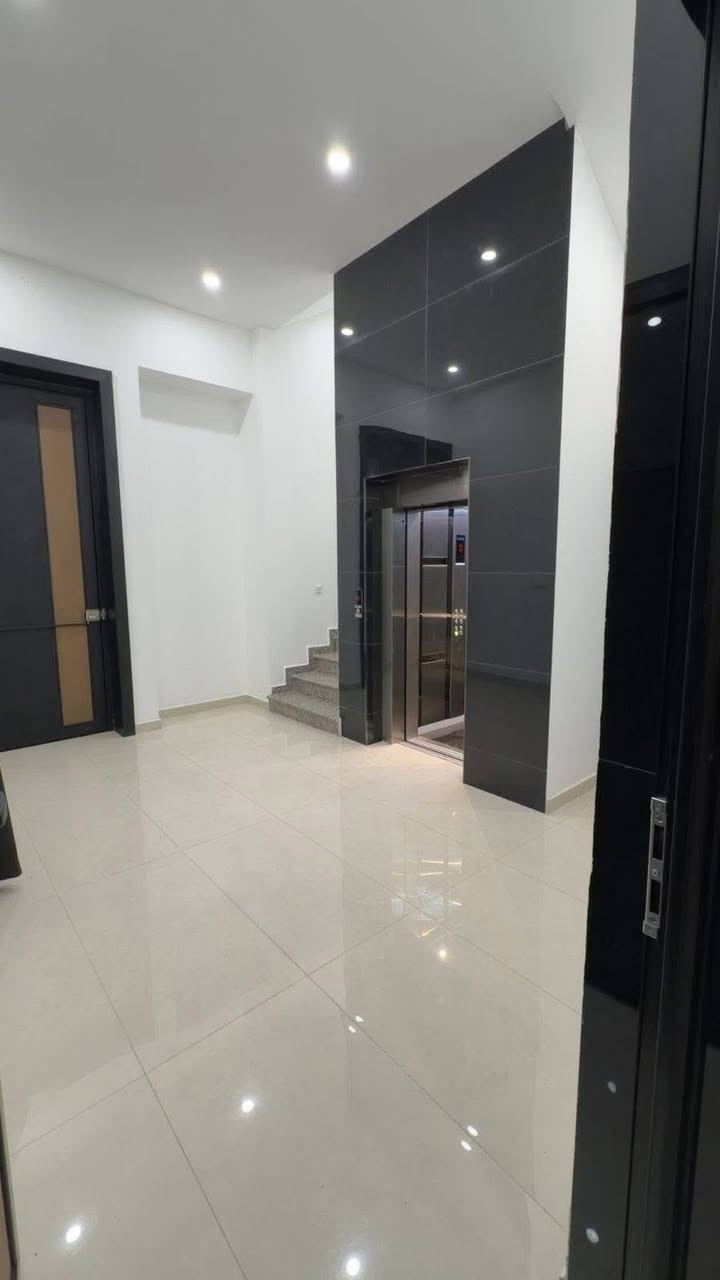 شقق للايجار  غير مستعملة
بغداد شارع المطار خلف جامعة المشرق 
مجمع الضباط السكني 
تحتوي البناية على 12 وحدة سكنية 
وكراج 
ومصعد 
وتتوفر في كل شقة سبالت وكاونتر 
سعر الشقة 2 غرف: 750 الف
سعر الشقة 3 غرف: 800 الف
الاتصال  ***********
