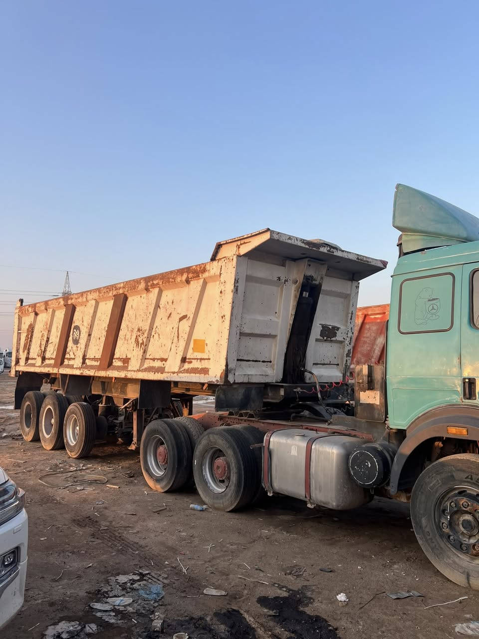 مرسيدس تريلة للبيع موديل 1990 مكينة 44 كير 160 مجموعة نص جيئف رقم بغداد عربة علم 2007 ثلاث محاور مكفولة راس وعربانة  للاستفسار ***********
