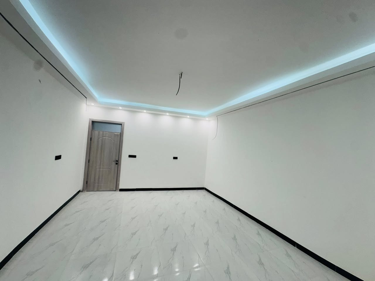 ‏دار سكن للبيع داخل مجمع الروان 
مساحة 100 طابقين 
  التقيه الثالثه خدمات كامل بنيان حديث  درجة أولى جاهز للسكن 
يحتوي ع غرفه  نوم عداد 2وصاله عداد 2 ومطبخ وصحيات وستقبال 
   ***********
