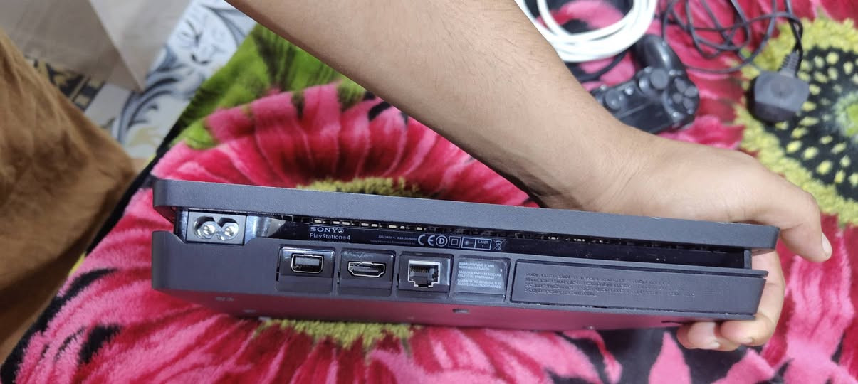 السلام عليكم اخواني Play station 4 مهكر نظام 9
الجهاز مرتب ونظيف 500 كيكا
ملحقاته : 
كيبل HD 2.1  4K
كيبل كهرباء
 كيبل شحن 3 متر
هارد 320 العاب بلي 2
3 جويستك اصلي 
رقمي *********** قليل متواجد نت
 السعر 350
