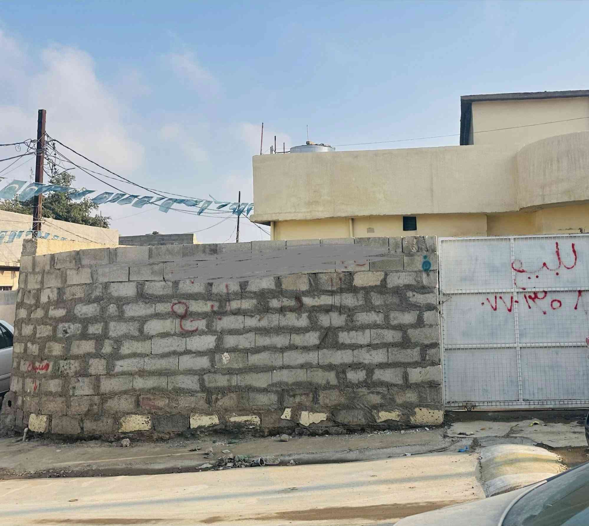 ⭕️ دار بـموقع جيد للبيع
دار سكني فـي حـي الـحمزلي

🔻مسـاحة الدار 260 مـتر

💢نـوع العقار زراعي مسجل

طابق واحد يحتوي على كراج سيارة كبير وحديقة واستقبال ومطبخ وغرفتين نوم ومجمع صحيات وبيتونة 

الدار ركن في شارع مخدوم 

لمزيد من المعلومات مراسلتناأو الأتصال الرقم ‭0773 007 3825‬
