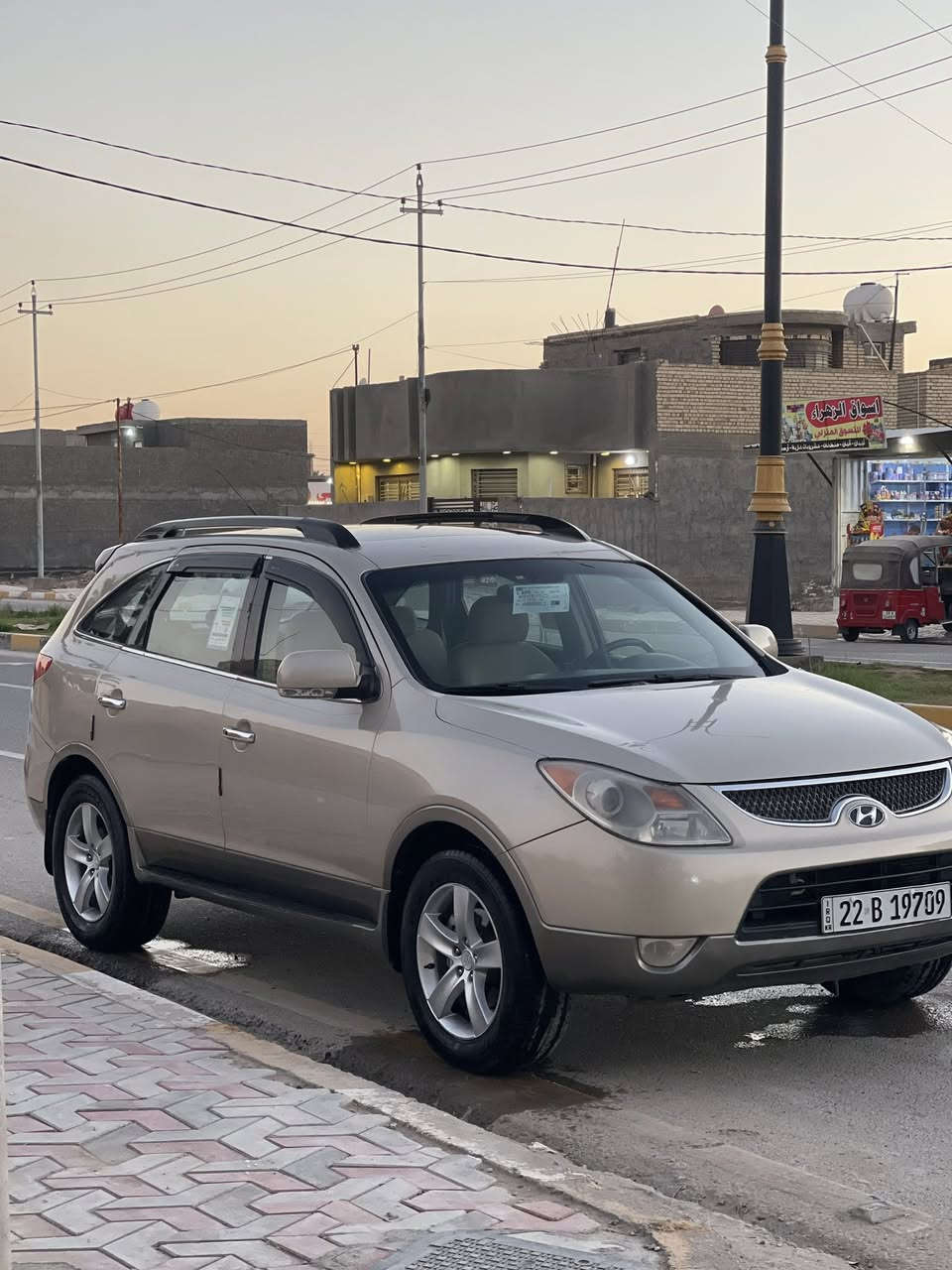 السلام عليكم للبيع هونداي فيرا كروز ٢٠٠٨وارد خليجي رقم أربيل الدولي سنويه ٢٠٣٠هزه جديده تحويل مباشر 
سياره بيها قطع  صبغ بدون ضربه بدون تبديل اثر جراد 
كهربائي كلها شغاله حداديه تخم تاير جديد مكينه وكير مكفولات تبريد تدفئه شغالات 
فول مواصفات تحكم ستيرن جهتين سلايت رؤوف بصمه أبواب  كشتات كهرباء +خزن ميموري جنطه كهرباء داخل عسلي دشبول صاج سبعه راكب ثلاث قطع تبريد 5 ويل كب باقي باقي المواصفات المعروفه
سياره جديده وجاهزه بلعافيه عل ياخذها 
مكان السياره كربلاء المقدسه 
السعر 115 وبيها مجال 
لاستفسار اتصال علا رقمي 
*********** 
***********
