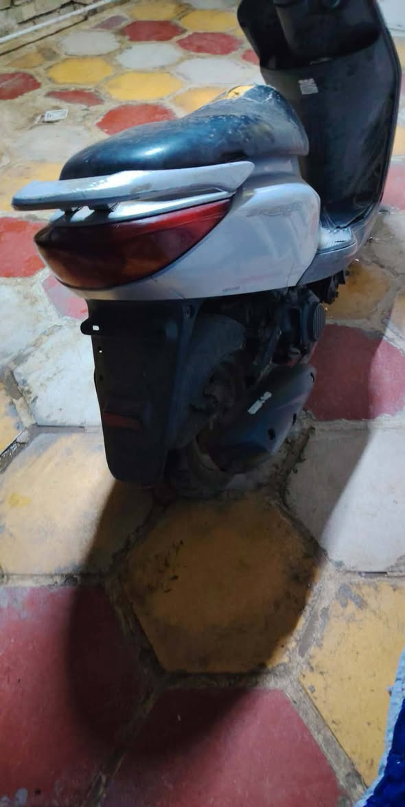 سلام عليكم دراج بريز البيع دراجه الله شاهد جديد شوفت عينك او هس مسويلها ادامه كامله بس كابريتر شويه تعبانه يعني الي يأخذها يبدل بس كبريتر كهربائيت كلها شغله دراجه نكره سلف السعر (550) هذ رقمي وتساب بي ***********
