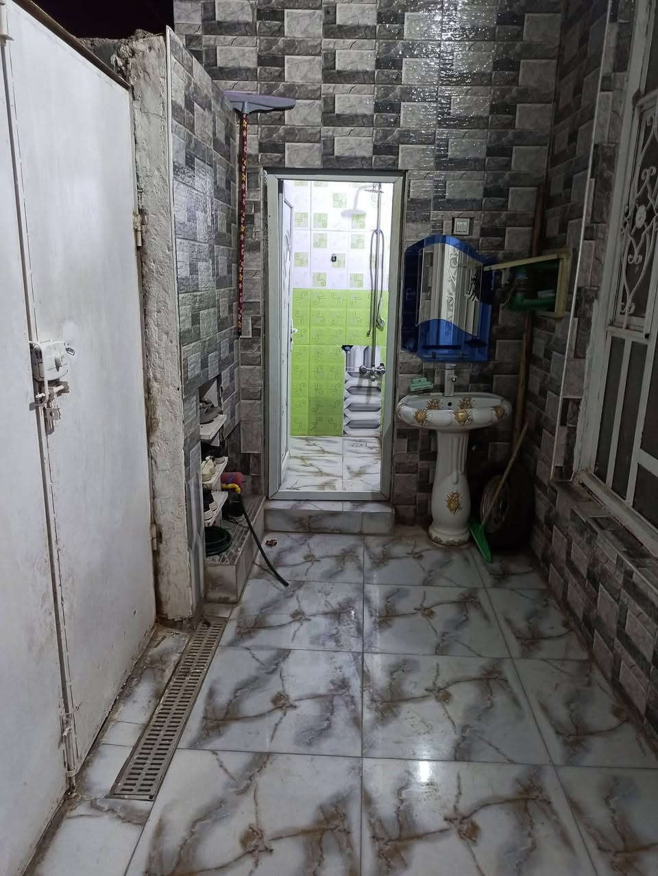 🏡 للبيع بيت سكني مميز 🏡
📍 الموقع: الفتاحية – حي الإمام المهدي – شارع الفوج – قرب أسواق تحسين
📐 المساحة: 100 متر مربع
🏠 البيت طابقين
🔹 الطابق الأول:
استقبال
صالة
غرفة نوم
مطبخ
صحيات داخليه وخارجيه 
🔹 الطابق الثاني:
3 غرف نوم
صالة
✨ موقع هادئ وقريب من الأسواق والخدمات
✨ مناسب للعائلة والسكن
📞 للاستفسار: __الاتصال__***********
💰 يوجد وات ساب
