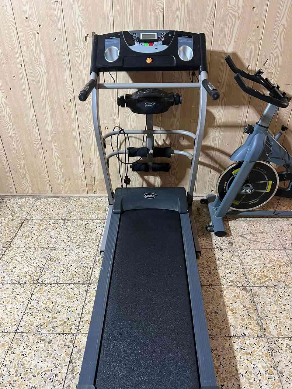 السلام عليكم جهاز جري ستعمال قليل نضافة 100/100
يحتوي على جهاز تكسير الشحوم ويحتوي على اواكس وفلاش وشاحن وحساس نبضات القلب و مفتاح امان 
ويحتوي على جك هيدرو ليك 
العنوان بغداد حي لأمانة 
السعر 190
يوجد توصيل 
***********
واتساب
