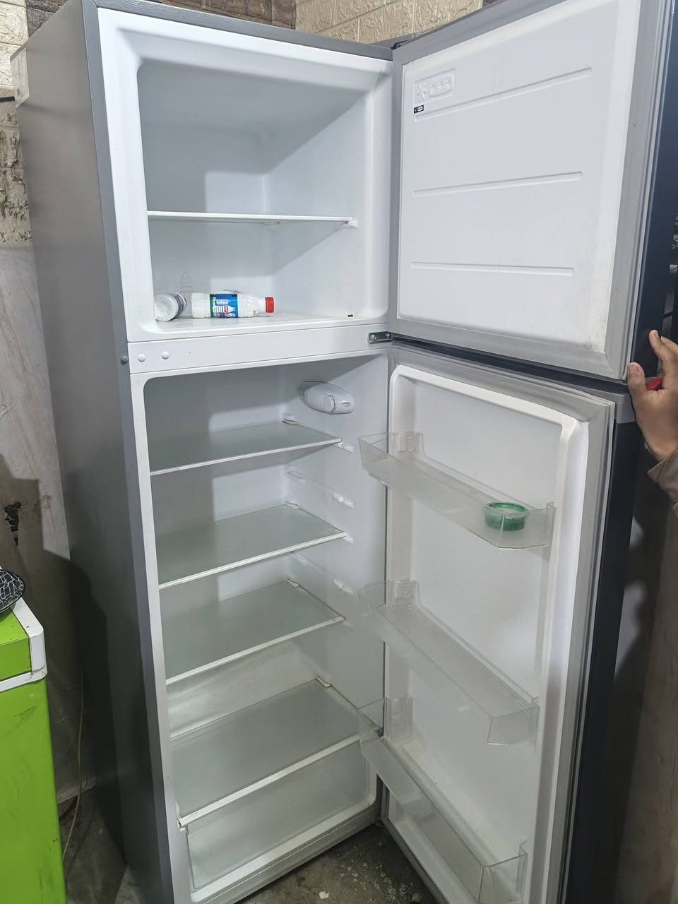 ثلاجه جديده  سعره 250  قفل الثلاجه صارلها سبوع النضافه مثل ما واضح بالصوره شراي يتصل ***********
السعر قفل 250
