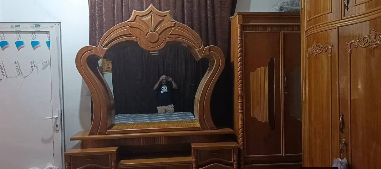 السلام عليكم غرفه اخشاب للبيع عراقي تسقام كلش نظيفه والله العظيم مكاني كربلاء قرب مستشفى الكفيل بالقلعه السعر 800 وبي مجال قليل‏‪***********‬‏
