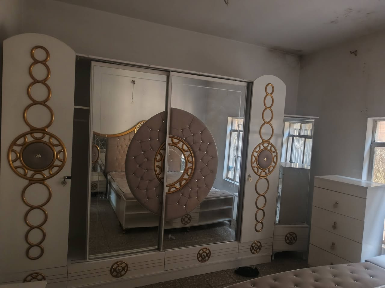 غرفه جديده صار 3شهر من اخذتهه بعدهه جديده حته دوشكهه جديد لبيع سعرهه 650  وبيهه مجال مكاني حي ندائ هاذه رقمي ***********
