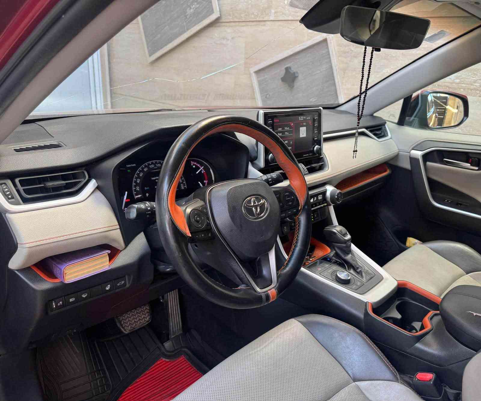 للبيع: Toyota RAV4 Adventure 2020 (وارد أمريكي)
* موديل 2020
* فئة Adventure
* محرك 2.5 لتر Dynamic Force، 4 سلندر
* قوة 203 حصان
* ناقل حركة أوتوماتيك 8 سرعات
* دفع رباعي ذكي (Dynamic Torque Vectoring AWD)
* نظام Multi-Terrain Select للطرق الوعرة (طين، رمل، صخور، ثلوج)
* قدرة سحب 1,588 كغم (3,500 رطل)
* جنوط ألمنيوم 19 إنش
* ارتفاع عن الأرض 8.6 إنش
* فتحة سقف كهربائية (إذا كانت موجودة)
* باب خلفي كهربائي (إذا كانت السيارة مزودة بحزمة Convenience) 
*أنظمة الأمان والمساعدة على القيادة:

* رادار أمامي مع مثبت سرعة ذكي (Dynamic Radar Cruise Control)
* نظام الفرملة التلقائية قبل الاصطدام
* تنبيه مغادرة المسار مع مساعد التوجيه
* مساعد تتبع المسار
* مراقبة النقطة العمياء (Blind Spot Monitor)
* تنبيه حركة المرور الخلفية (Rear Cross Traffic Alert)
* قراءة إشارات المرور
* إضاءة عالية أوتوماتيكية
* كاميرا خلفية 
* التجهيزات:

* تشغيل بصمة (Smart Key)
* تشغيل زر (Push Start)
* شاشة لمس
* دعم Apple CarPlay وAndroid Auto
* مكيف أوتوماتيك ثنائي المناطق
* مقود ومقبض ناقل حركة مكسوان بالجلد
* مقاعد SofTex الرياضية مع تطريز برتقالي
* قضبان سقف (Roof Rails) 
* ⁠* وارد أمريكي.
* حادث سابق بسيط في الباب وتم إصلاحه.
* لا يوجد تبديل في القطع الرئيسية (بحسب وصف المالك).
* الميكانيك بحالة ممتازة.
* ⁠ تدفئة للمقاعد، 
* ⁠ماشيه  ٥٩٥٠٠٠كم
* ⁠سعرها  ٢٤ الف دولار 
* ⁠التواصل للمهتمين رجاءا
***********
***********
