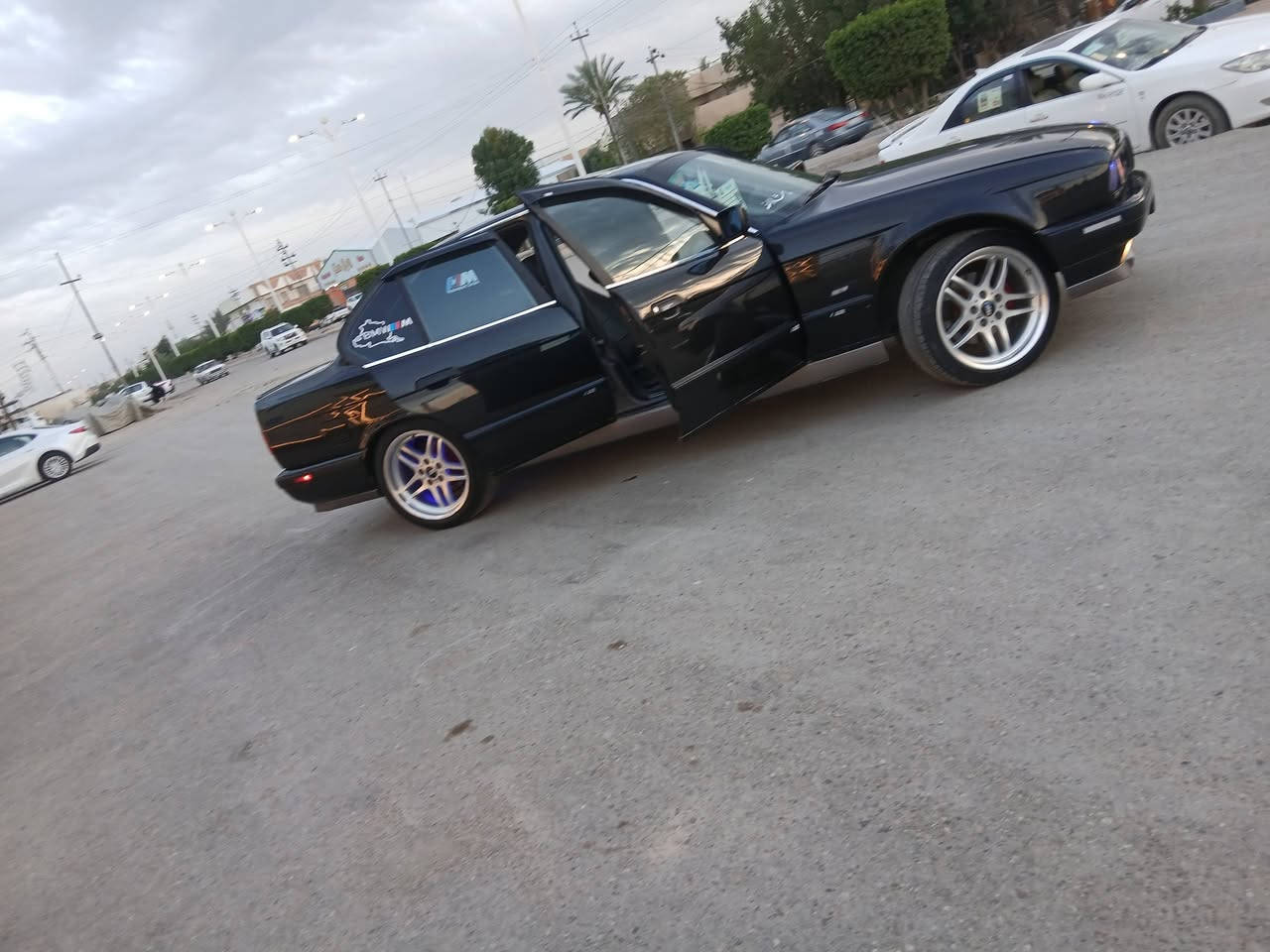 سلام عليكم.                             السعر 75 بيها مجال بسيط        
525i وارد ياباني 
مسكر عدل ✈️
موديل 92
سلايت شغال ٣ وضعيات 
كير مكينه كفاله
صدر أمامي خلفي جديد
كهربائياتها كلها شغاله شرط 
تبريد شغال 
ويل ام تخم تاير جديد
غرفه جديده 
رقم انبار بسمي تحويل ثاني يوم 
سياره جاهزه من كلشي الف ماتصرف عليها
بل حقيقه احلا من صور 
سياره عمرتها من صفر كلشي بيها جديد 
كل صورها بل تعمير عندي 
سياره مال جناي 
مكفوله من ضربه بخ جماليه فقط 
مكان سياره الفلوجه 
رقم ***********
