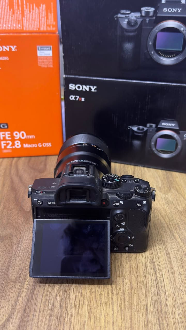 السلام عليكم. للبيع كاميرا Sony a7R III 
عدسة 90mm Macro G 

القطعتين Full Box ونظافة ممتازة. البودي أخت الجديد شغال 100% بدون أي مشاكل وشتره 26 ألف صورة بس. 

العدسة زجاجها نظيف جداً بس بيها خلل بالأوتوفوكس وإذا الشراي يحب أصلحها إله قبل البيع فماكو أي مشكلة ونتفق على التفاصيل.

السعر للقطعتين (1,900,000)

المكان بغداد واوصل مناطق بغداد وكربلاء ونجف بابل
للتواصل: *********** (اتصال أو واتساب)
