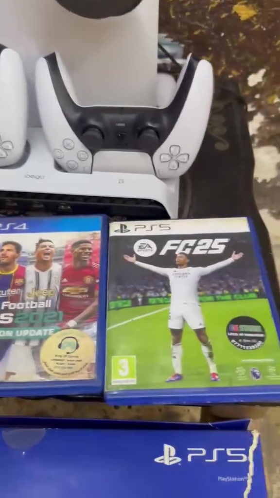 بلي فايف +جوستك اصليه +قاعده مبرد للبلي +شاحنه للجوستكات مع ثلاث العاب بيس +فيفه + جي تي اي 
استعمال شهرين فقط سعر مليون ٢٠٠ مكاني اعظميه ***********
