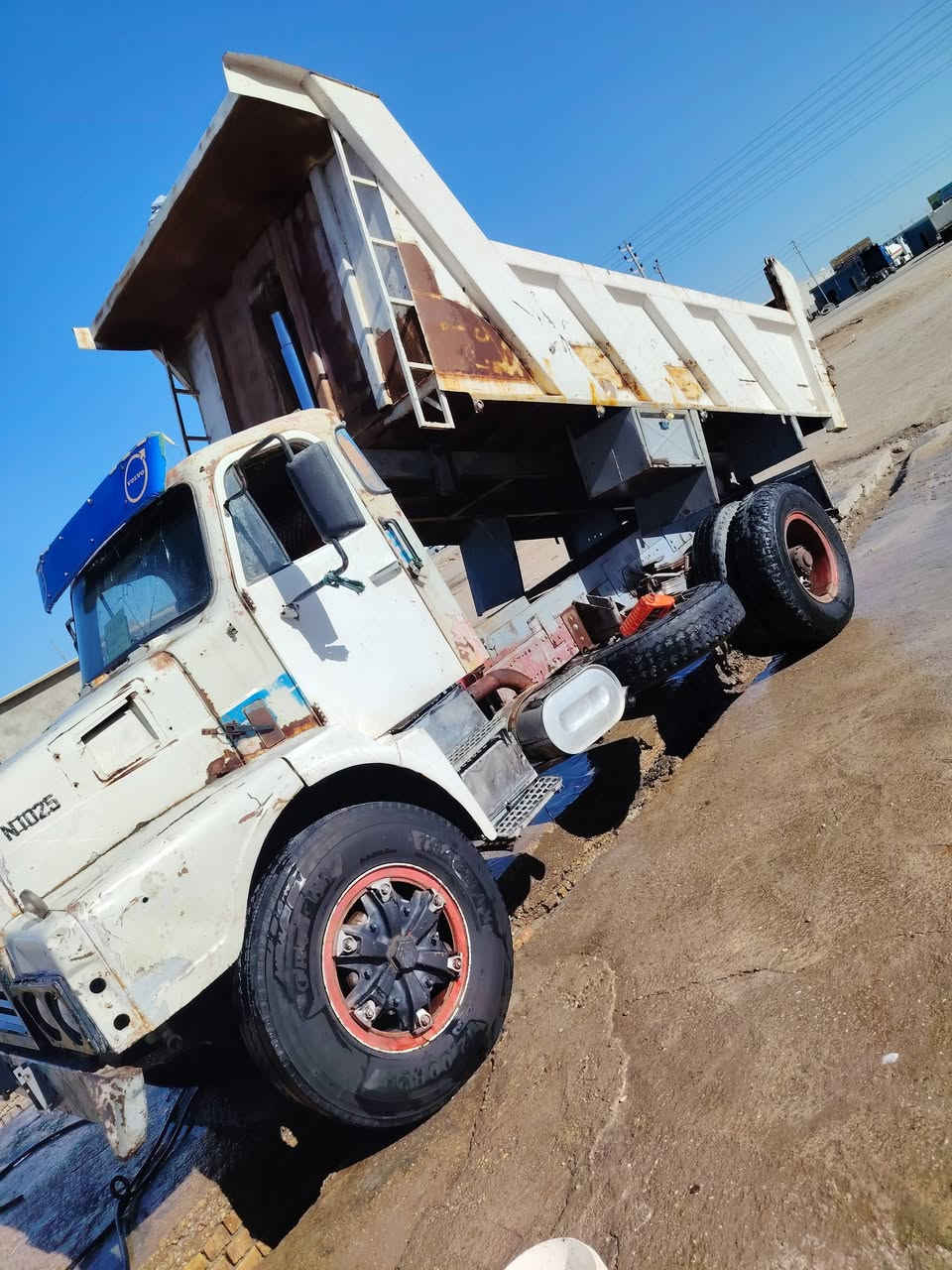 السلام عليكم سياره للبيع فالفو موديل 81 تخم تاير مكينه ج10 ستندر كير 4/4 اكسن جديد تخم تاير سنويه 27 مداور ثاني يوم شرط التحويل الاستفسار ***********
