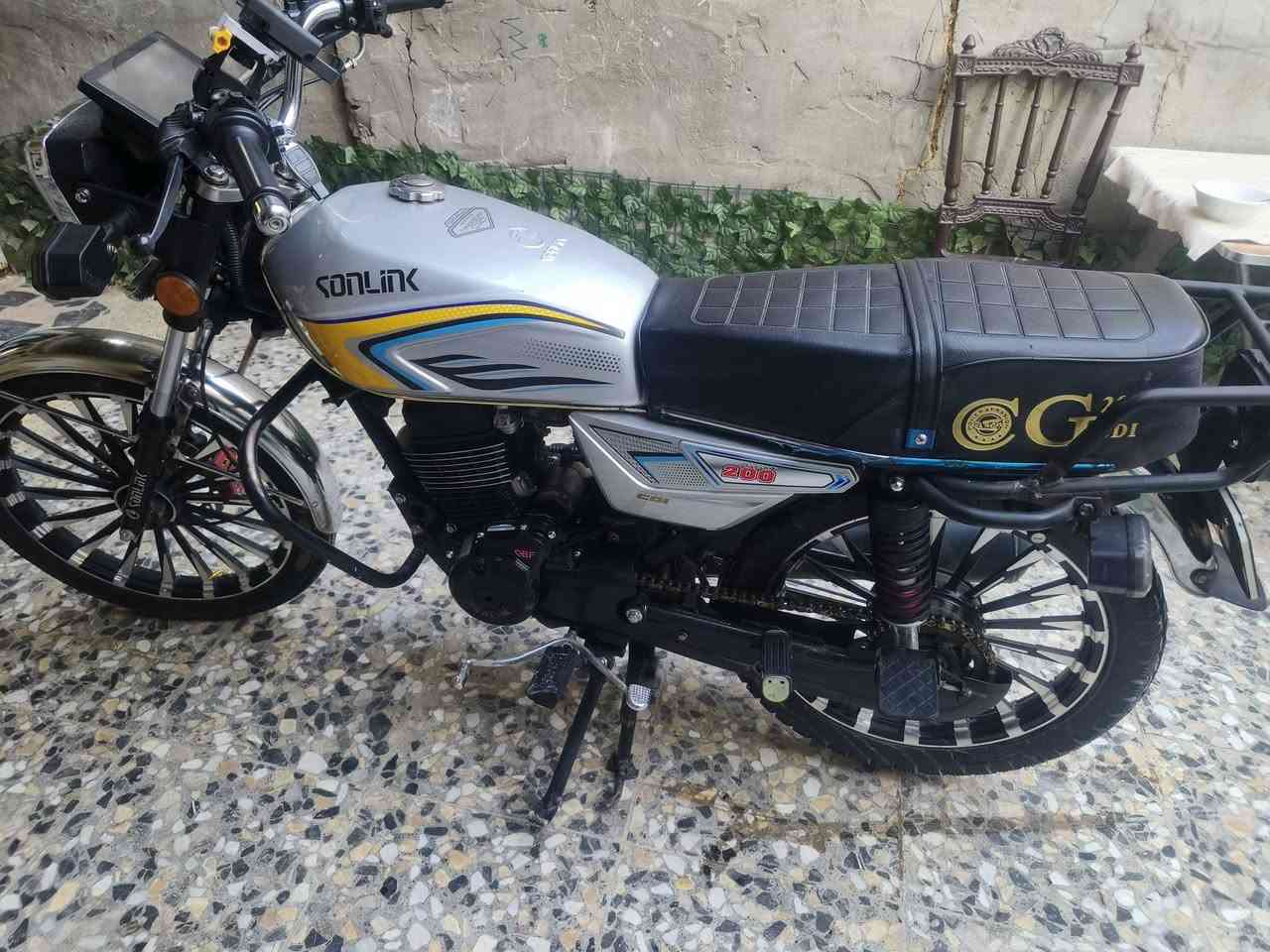 السلام عليكم
دراجة ايراني سولنك 
موديل 2025 
مكينة cbf يعني القوة والمتانه وماكو رجفه😁
كهربائات كلها شغالهة 
تايرات ثنينهن جدد جوبلس 
مابيهة اي عيب 
ناقصهة بس سايق 
السعر 825 مجال جدا بسيط 
اوراق موجودة 
عنواني بغداد البنوك 
شراي يتواصل خاص رجاءا الموو شراي لا يتعبني بس يعامل


**إذا كنت صاحب هذا الإعلان وتريد حذفه لأي سبب، رجاءا أرسل رسالة إلى الدعم الفني**