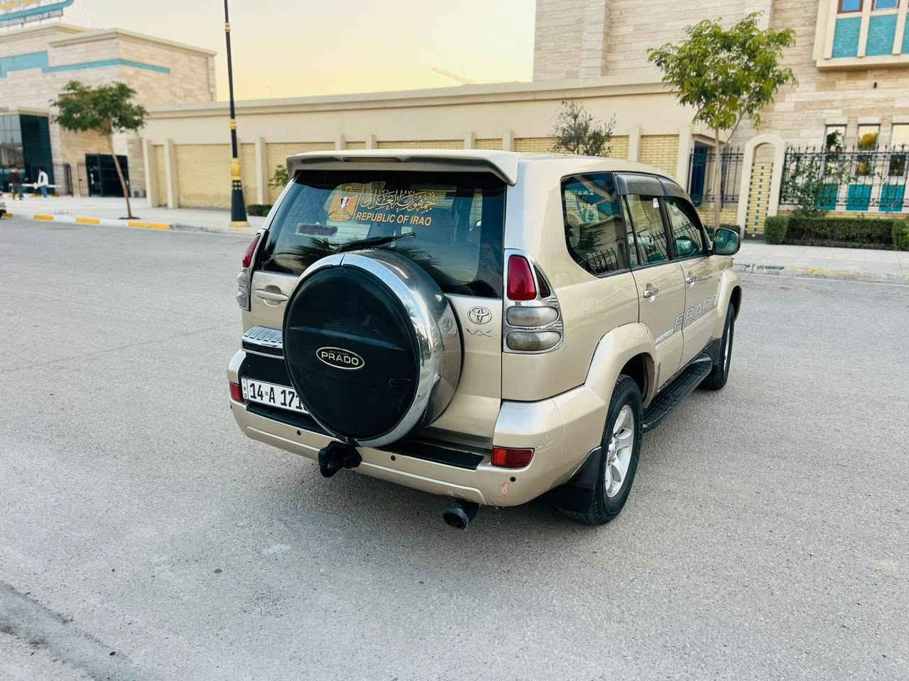 سلام عليكم تيوته برادو موديل 2007
مكينه وكير وحداديه وتخم تاير وتبريد كفاله مكينه 6 اسندر فور ويل 
سبعه راكب تبريد 3 قطع 
لايت زنون شاشه 
رقم بصره سنويه 2030 
سياره احله من الصور 
السعر 125 وبيه مجال 
الاستفسار *********** مكان السياره كربلاء
