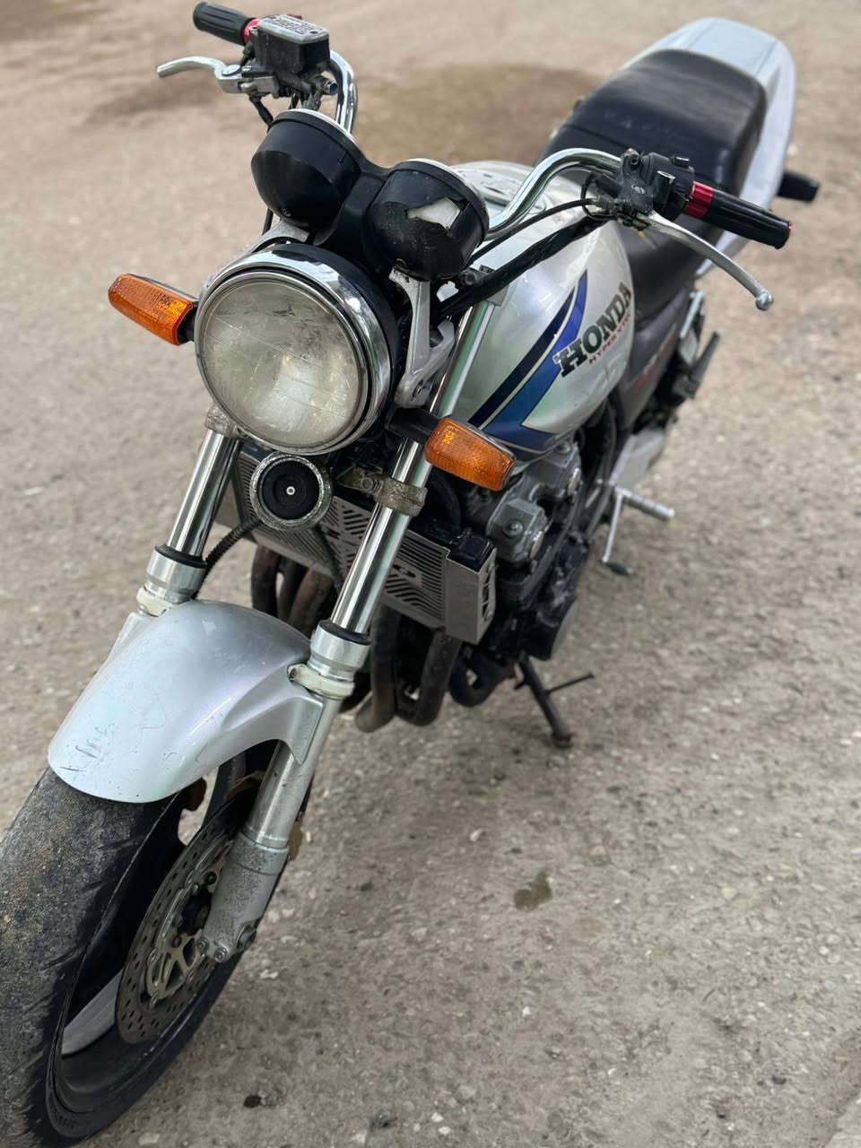 سلام عليكم
للبيع سيبي فور 400cc هايبر 16 ولف فول مكفولة من كلشي كير مكينة ضفيرة دهن جديد تايرات جدد لايت عالي ناصي اشاير دشبول كلة شغال 
مكاني ديالى جديدة الشط 
*********** شراي اتصل
